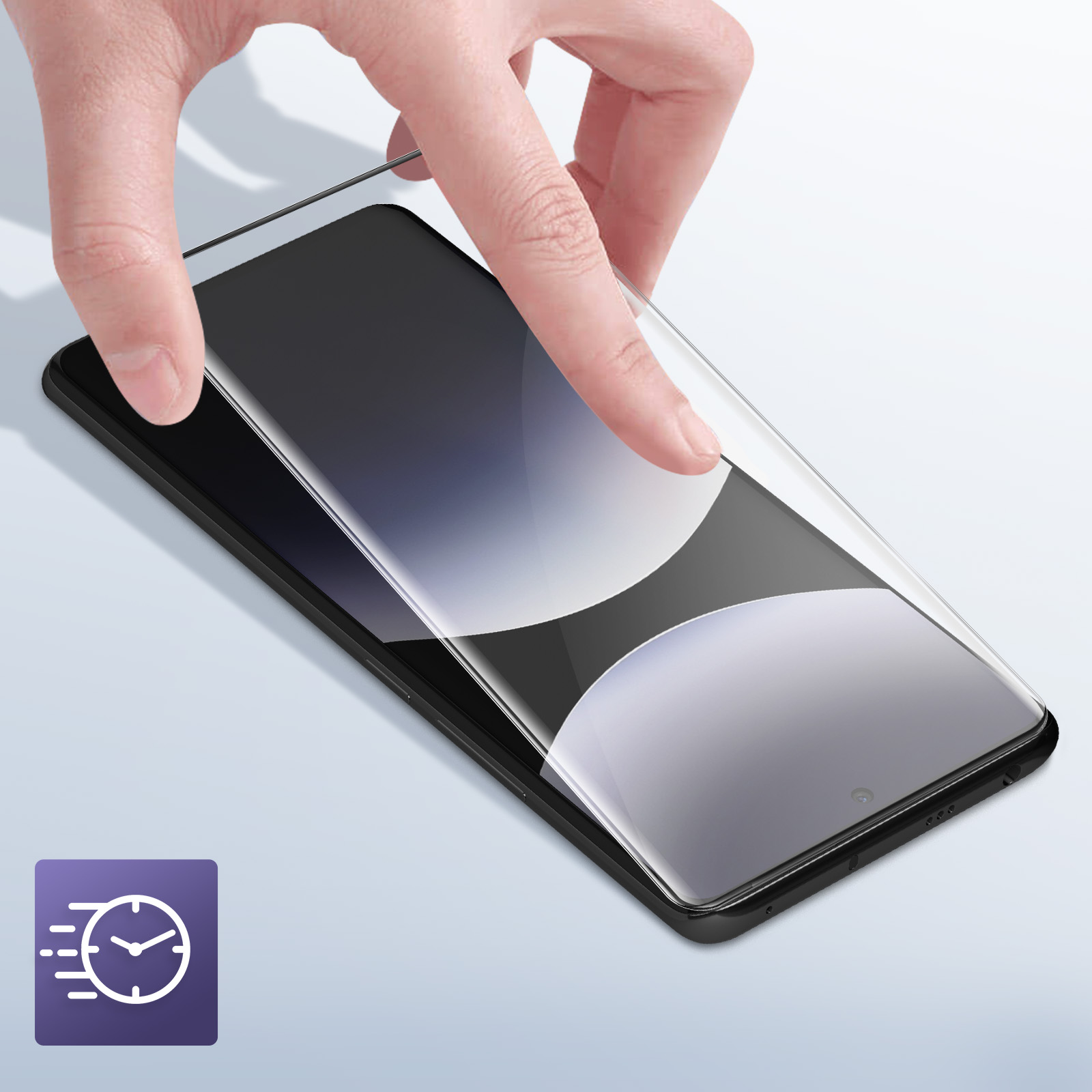 Una mano che applica una protezione schermo su uno smartphone nero. Un'icona viola con un orologio è visibile.