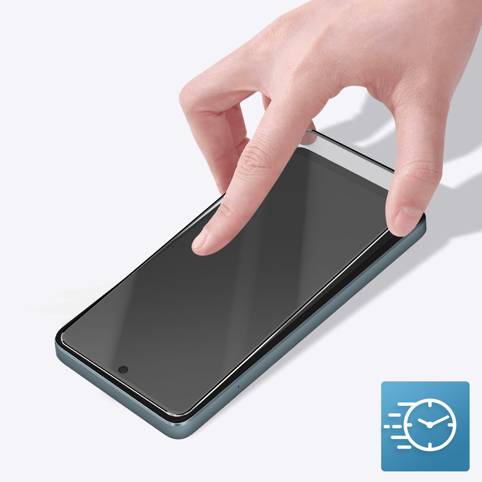 Mano che applica una protezione schermo a smartphone. Telefono grigio, sfondo bianco.