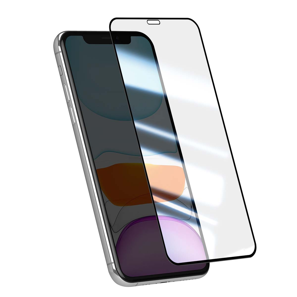 Un smartphone argenté avec un protecteur d'écran. Le protecteur a un bord noir. Le téléphone est sur un fond blanc.