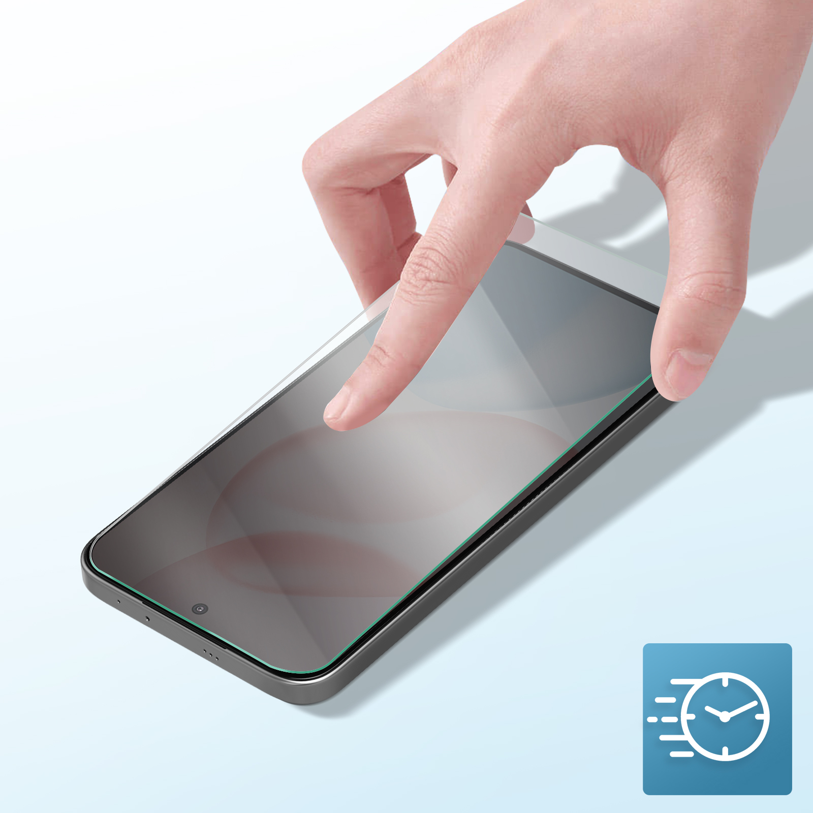 Una mano che applica una protezione per lo schermo su un telefono. Il telefono è nero con bordo verde. Un'icona dell'orologio nell'angolo.