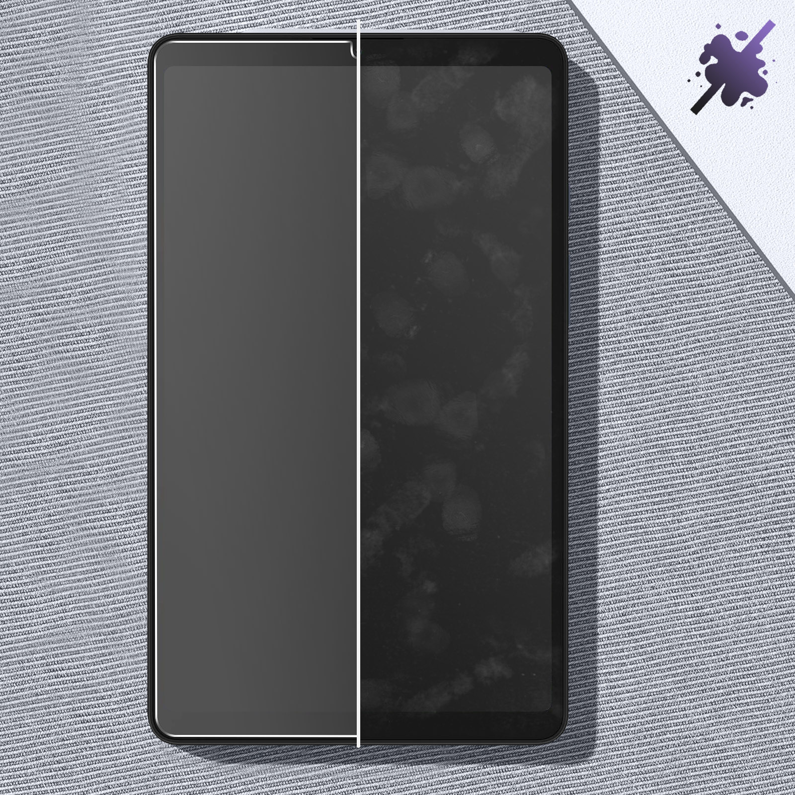 Schermo smartphone diviso. Sinistra pulita, destra macchiata. Su sfondo grigio strutturato, con elemento di design.
