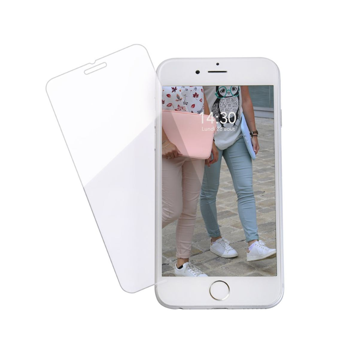 Uno smartphone bianco con protezione schermo. Lo schermo mostra due persone in jeans e scarpe da ginnastica. L'ora è 14:30.
