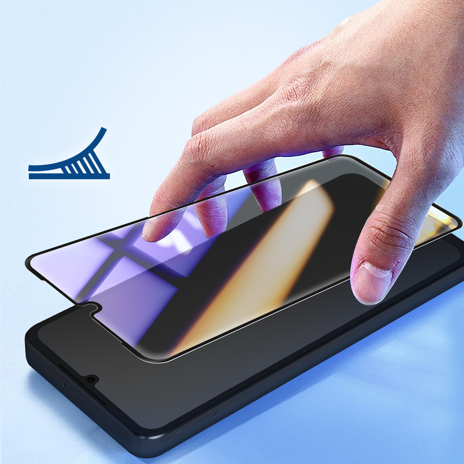 Mano che applica una protezione per lo schermo su uno smartphone. La protezione è viola, il telefono nero. Sfondo blu.