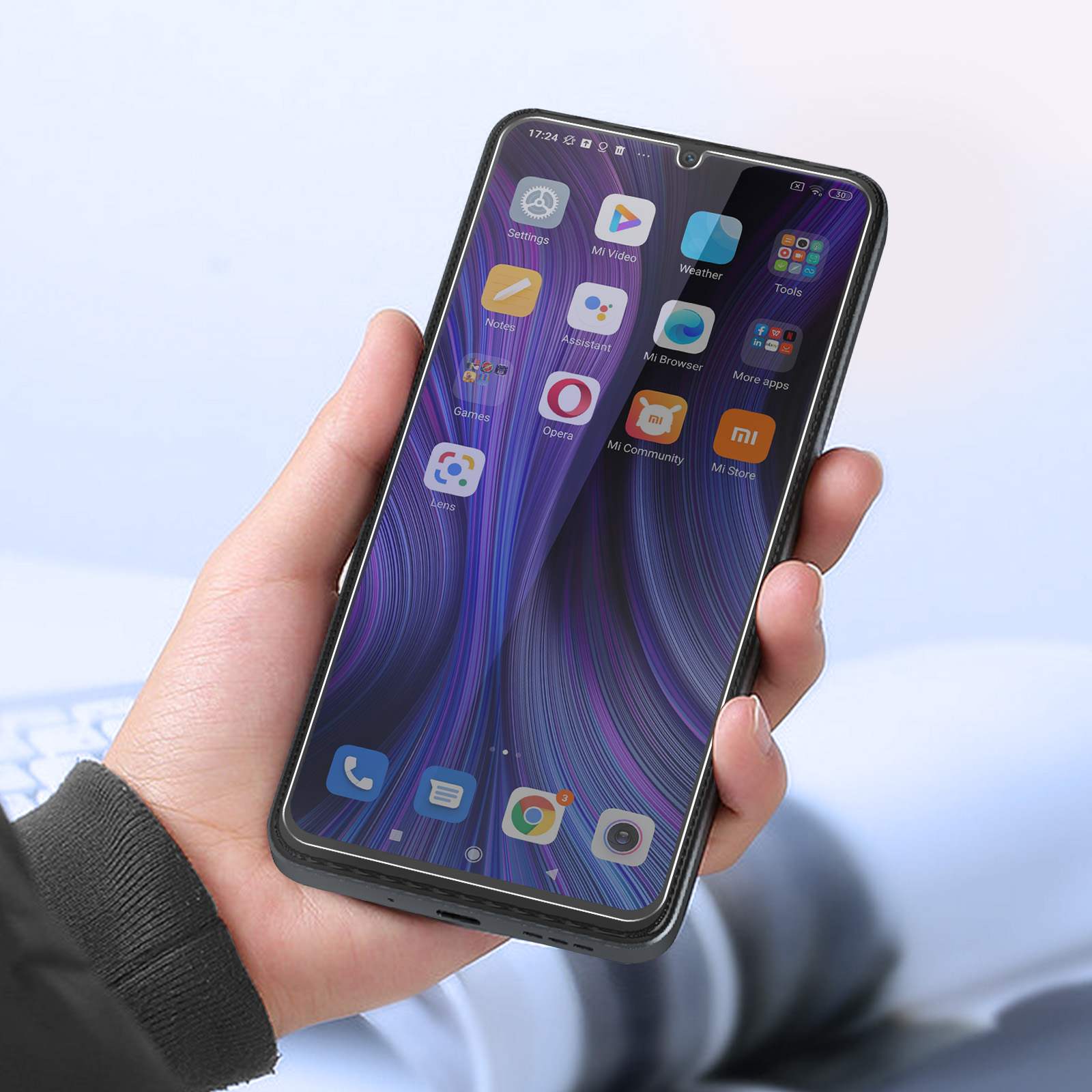 Una mano che tiene uno smartphone. Lo schermo mostra icone di app su uno sfondo viola e blu. Il telefono ha una cornice nera.