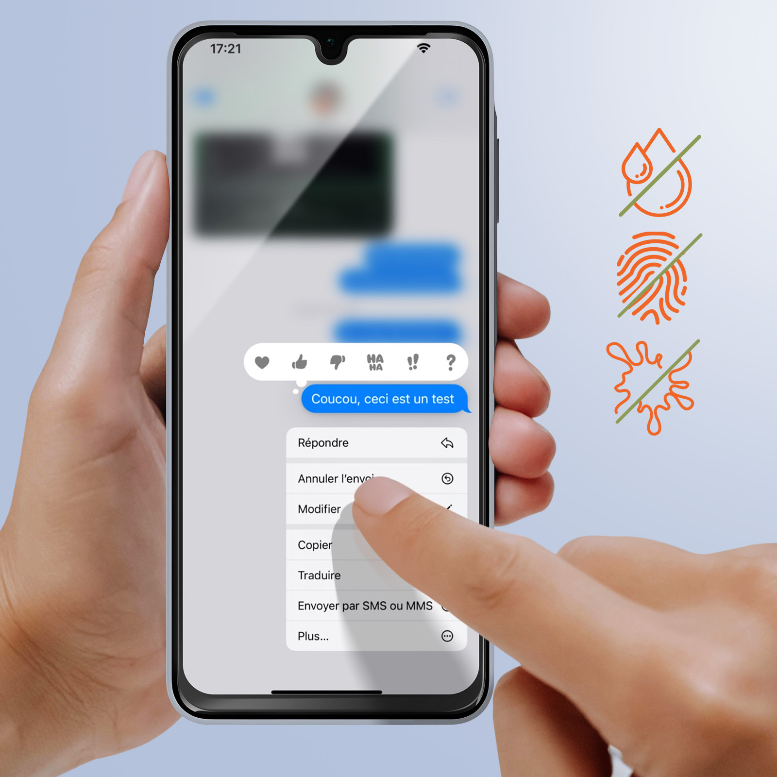 Una mano tocca l'opzione 'Modifica' sullo schermo di un telefono che mostra una conversazione di messaggi di testo.