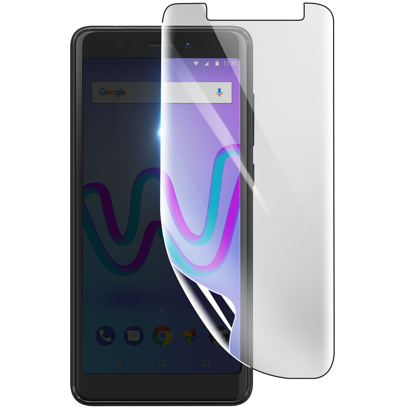Uno smartphone nero con una protezione per lo schermo in fase di applicazione. Lo schermo mostra app e ora. Sfondo bianco.