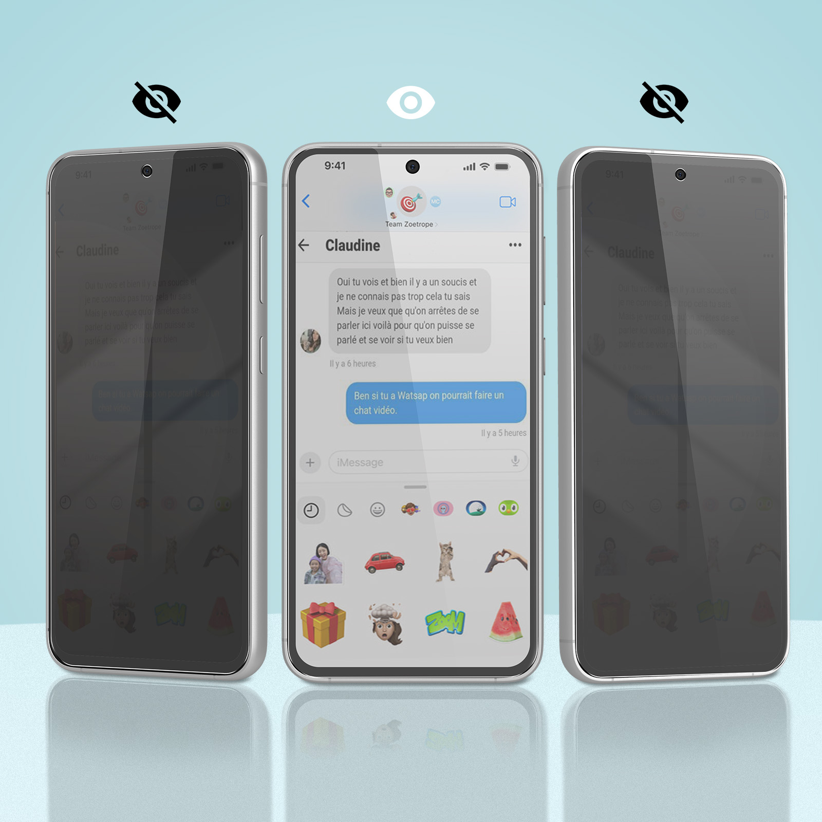 Tre telefoni con app di chat aperta. Quello centrale mostra conversazione con adesivi. Lo sfondo è azzurro.