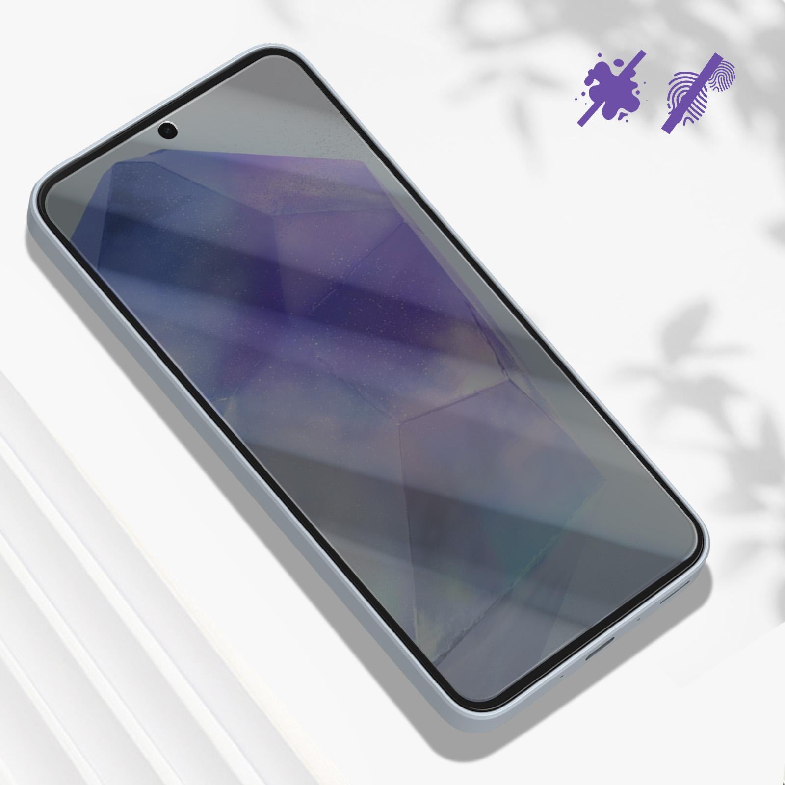 Uno smartphone azzurro con protezione schermo. Icone viola mostrano protezione da schizzi e impronte digitali. Sfondo bianco.
