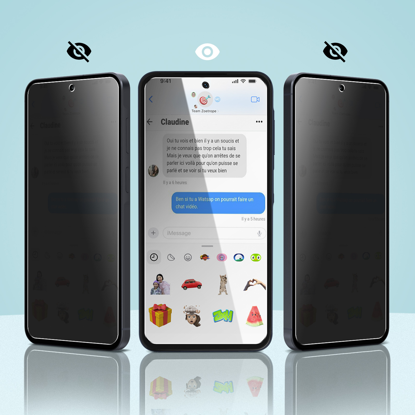 Tre smartphone su una superficie azzurra. Quello centrale mostra una chat con adesivi. Gli altri sono schermi neri.