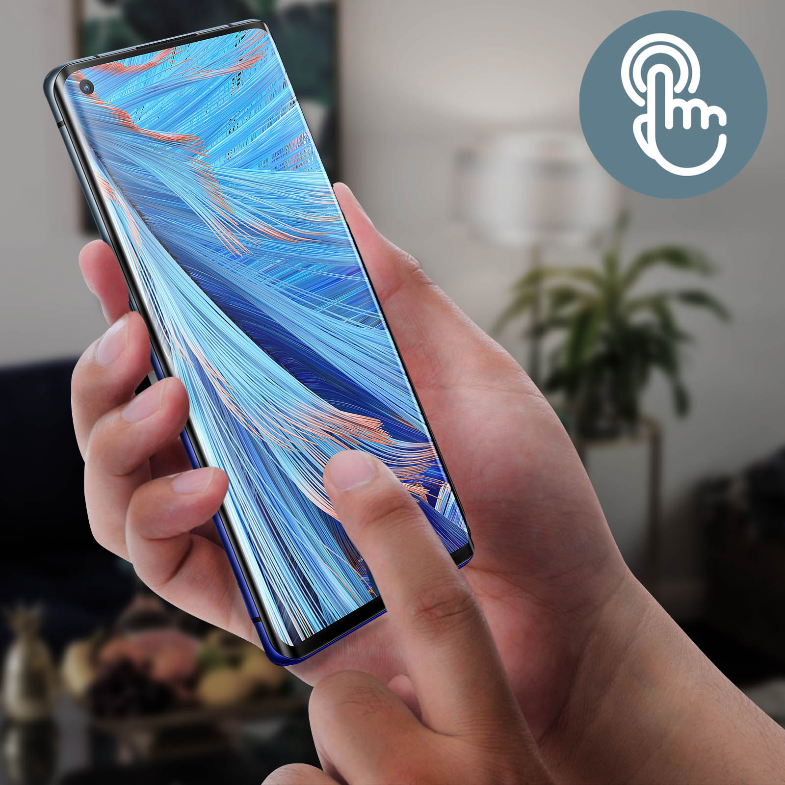 Mano che tiene uno smartphone. Lo schermo mostra linee blu e arancioni. Un dito tocca lo schermo.