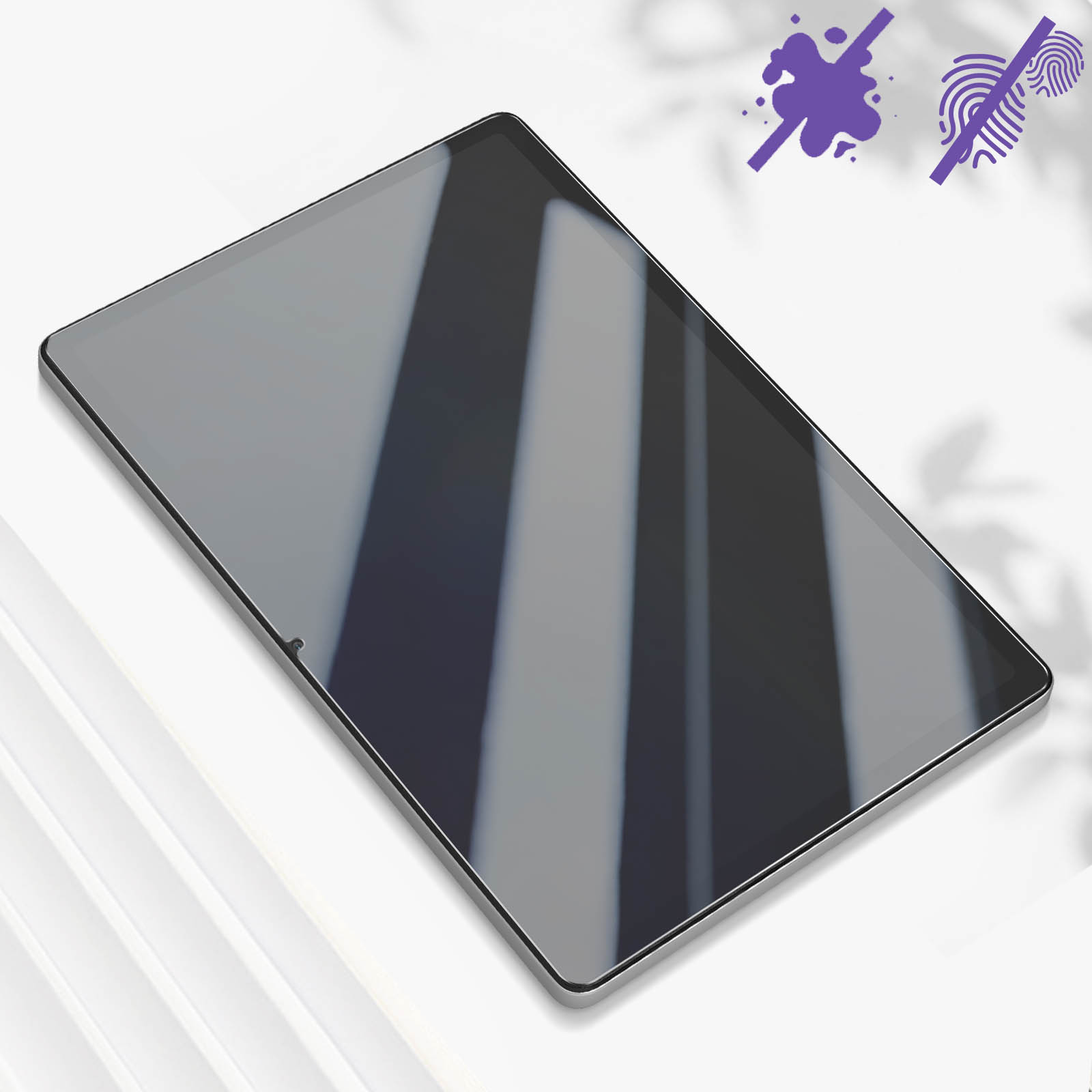 Un protector de pantalla para tableta. La tableta es negra con marco plateado, sobre superficie blanca. Iconos púrpura de salpicaduras y huellas dactilares.