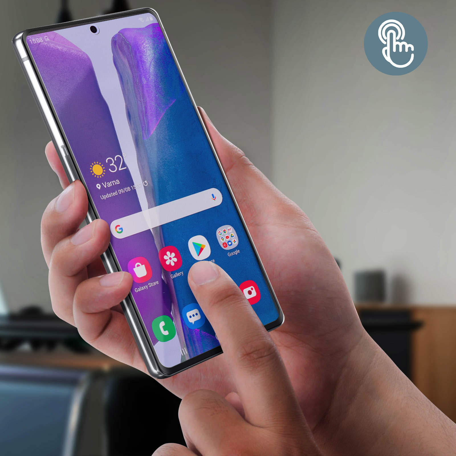 Una mano tiene uno smartphone. Lo schermo mostra informazioni meteo, app e un dito che tocca lo schermo.
