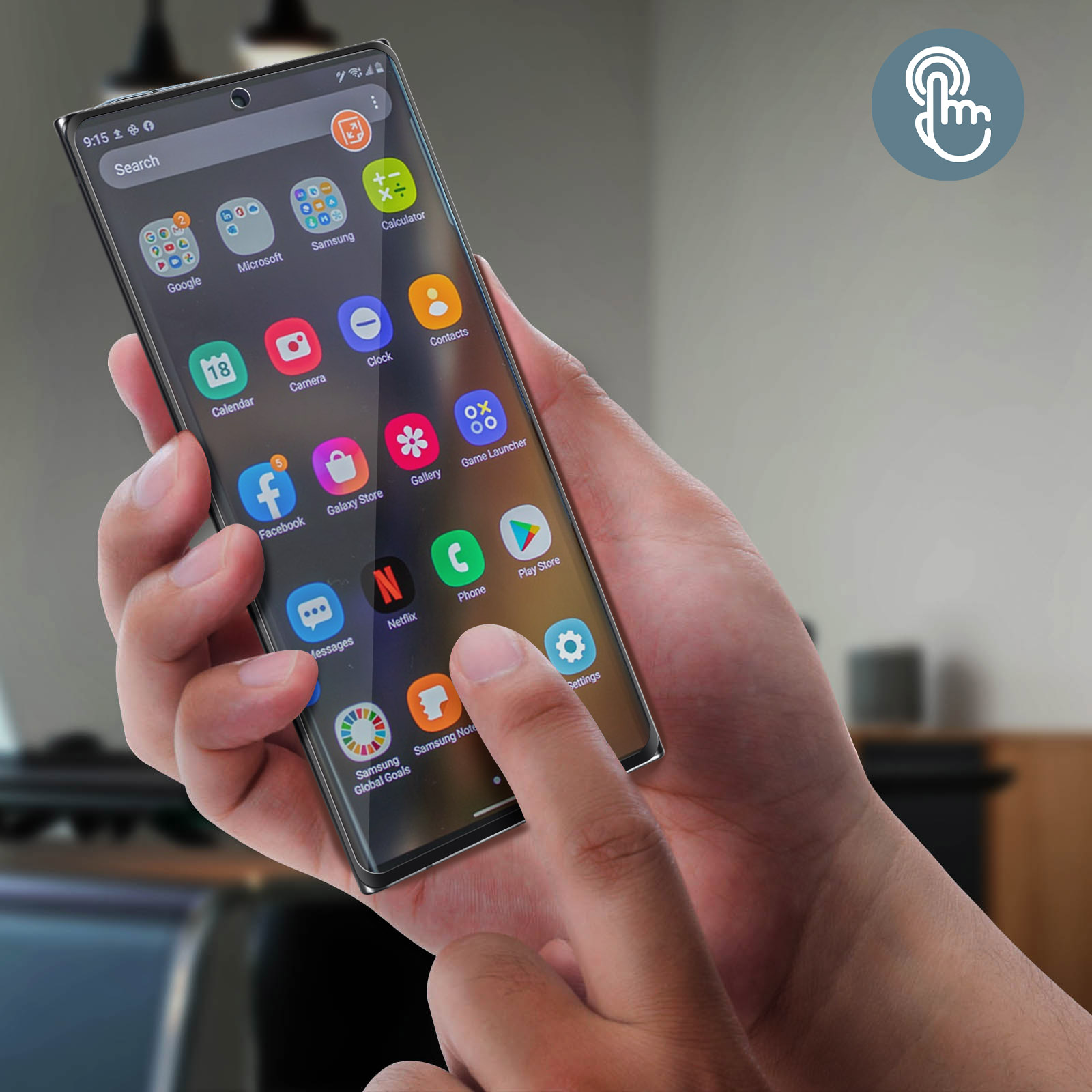 Une main tenant un smartphone. L'écran affiche des icônes d'applications, un doigt touche l'icône des paramètres. L'arrière-plan est flou.