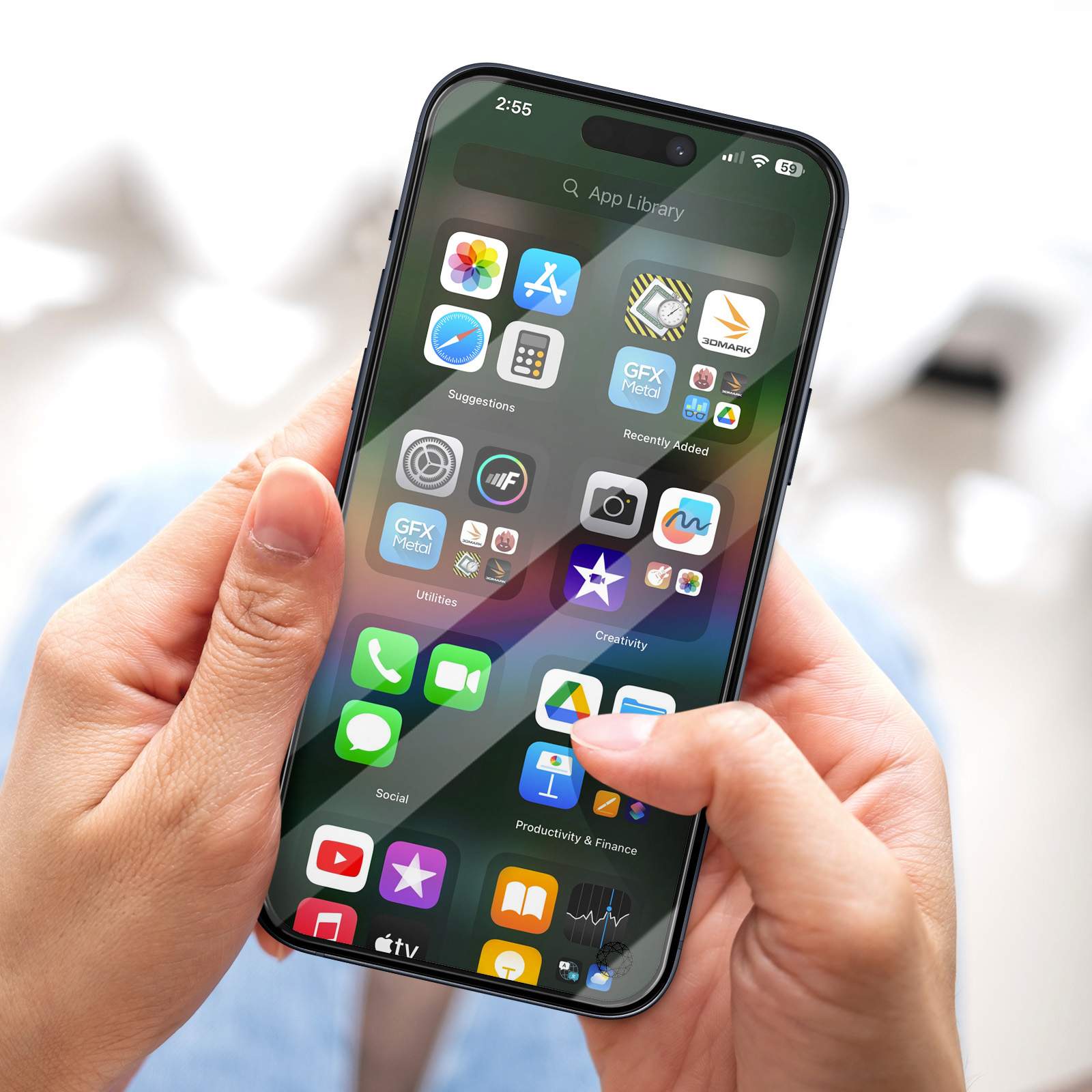 Een hand die een telefoon vasthoudt met app-pictogrammen op het scherm. De achtergrond is wazig.