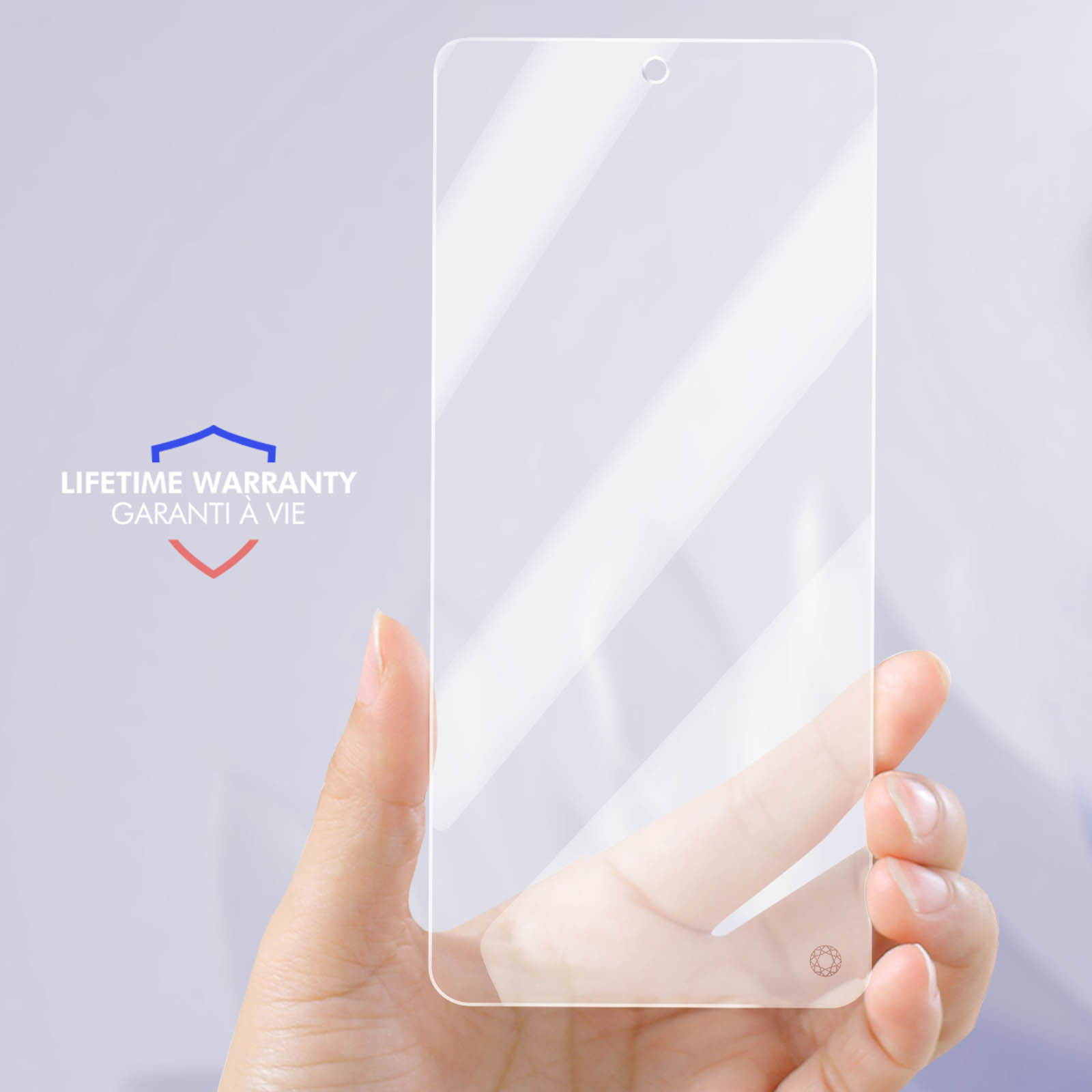 Hand houdt een doorzichtige schermbeschermer vast. Links staat "Lifetime Warranty". De achtergrond is lichtblauw.