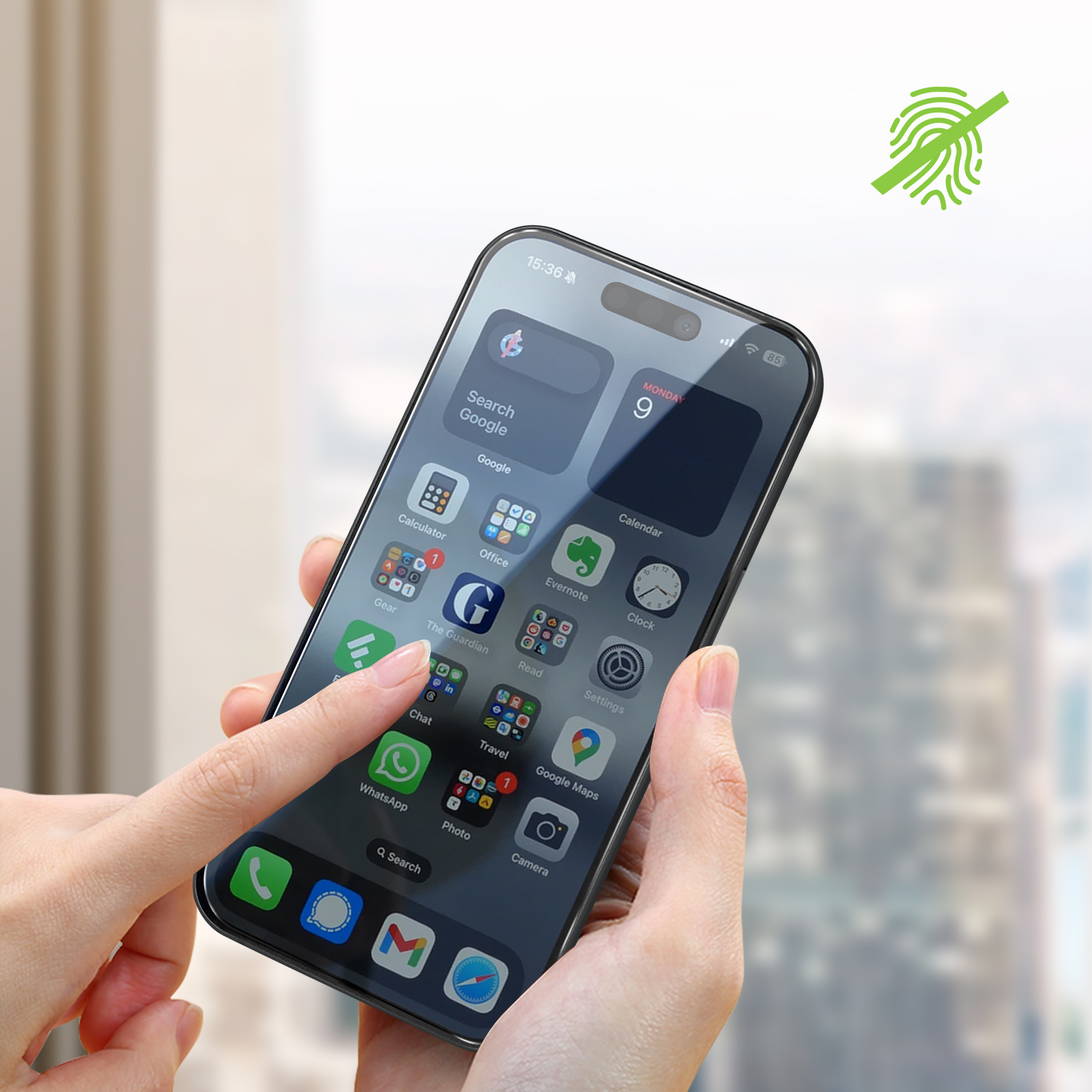 Mani che tengono uno smartphone con icone di app. Visibile un'icona di impronta digitale.