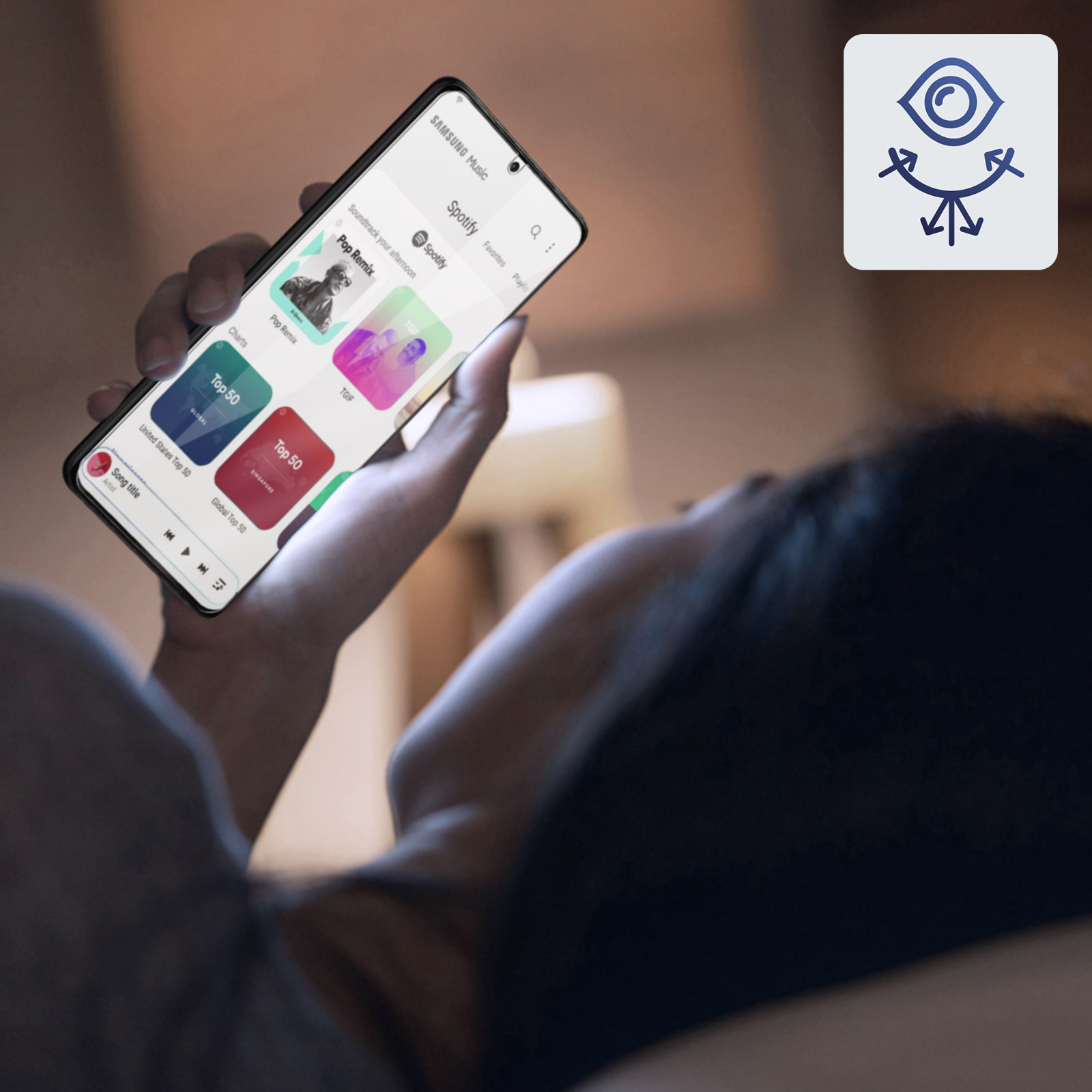 Una persona tiene in mano un telefono che mostra l'app Spotify. Lo schermo mostra varie opzioni musicali.