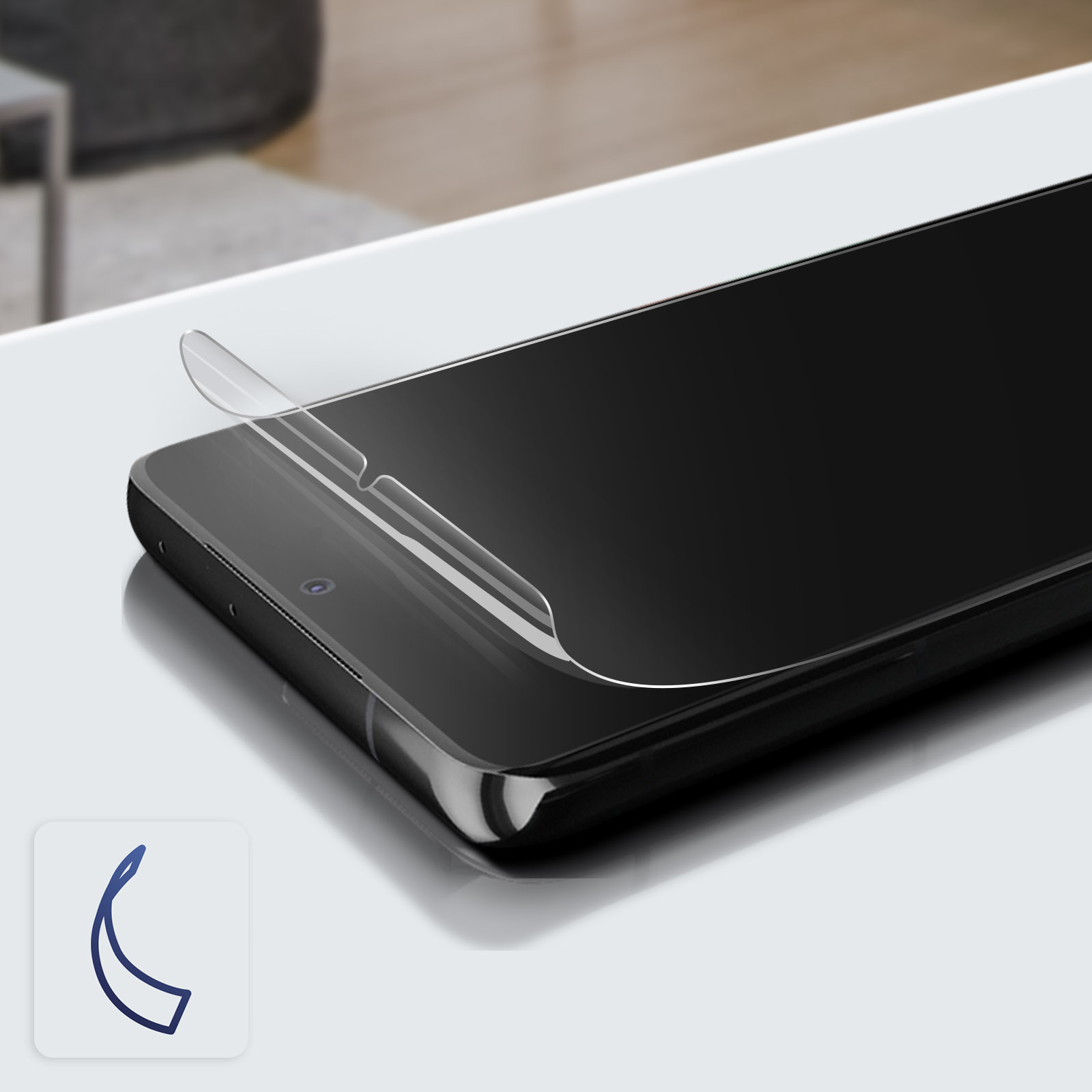 Uno smartphone con una protezione per lo schermo in fase di applicazione. La protezione è parzialmente staccata. Il telefono è su una superficie bianca.