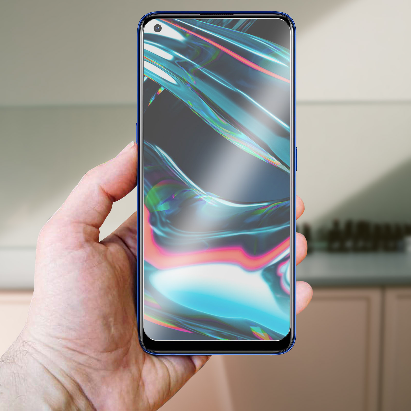 Una mano tiene uno smartphone. Lo schermo mostra un design astratto colorato. Lo sfondo è una cucina.