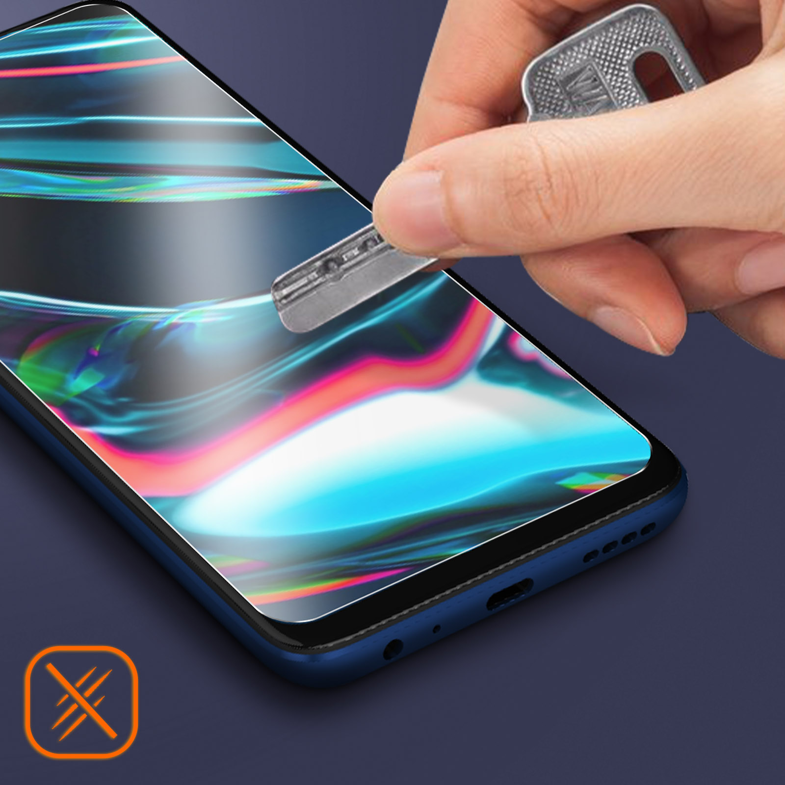 Una mano tiene una chiave sopra lo schermo di un telefono. Lo schermo ha uno strato protettivo. Lo sfondo è blu scuro.