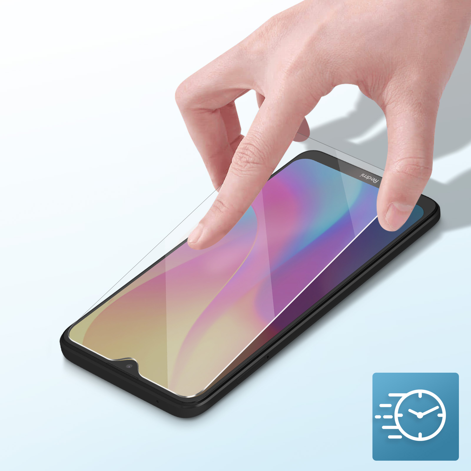 Una mano applica una protezione schermo a uno smartphone nero, sfondo azzurro. Icona orologio nell'angolo.
