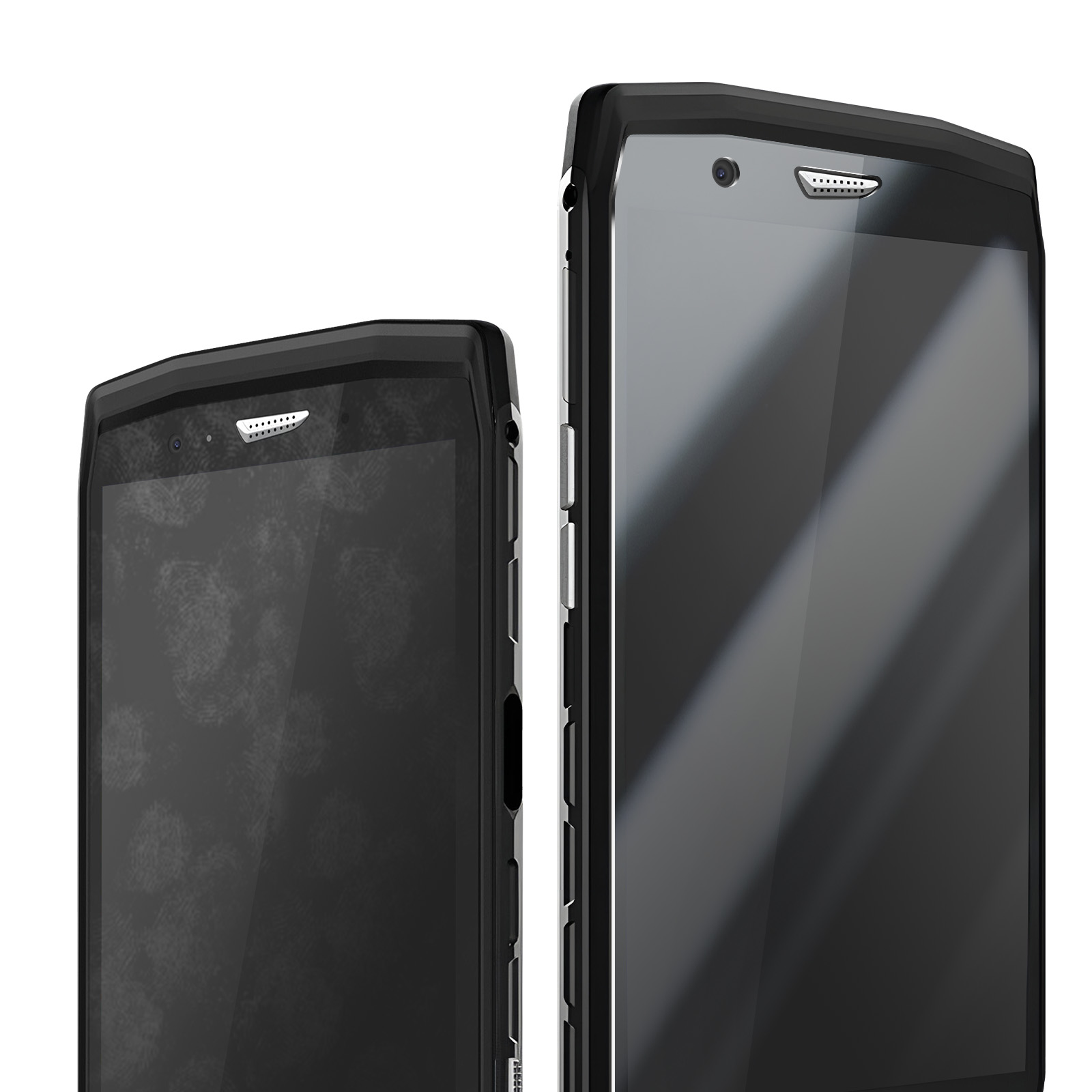 Due smartphone neri su sfondo bianco. I telefoni hanno fotocamere e altoparlanti. Gli schermi sono scuri e riflettenti.