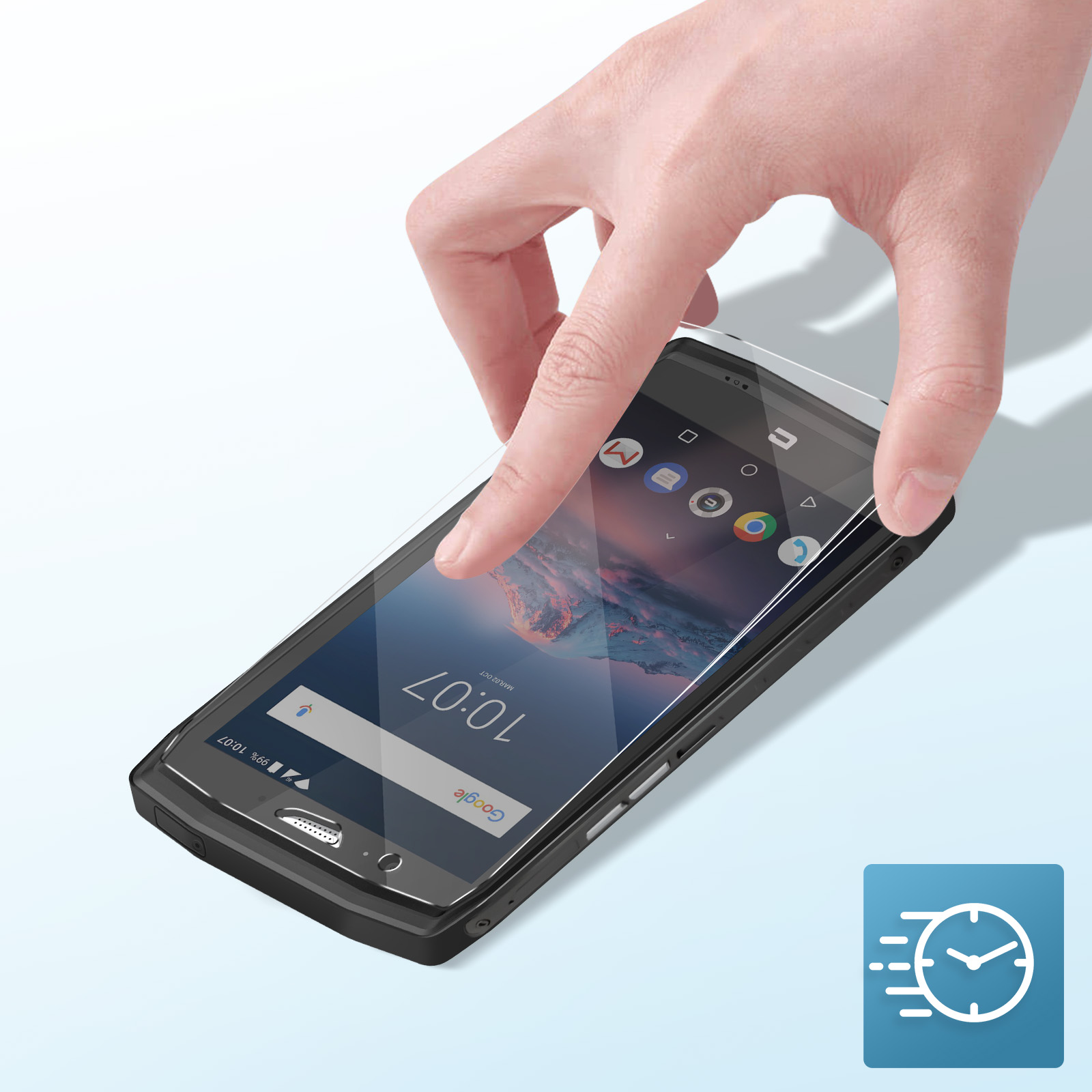 Una mano che applica una protezione per lo schermo su uno smartphone. Il telefono mostra l'ora e un'icona dell'orologio sul lato.