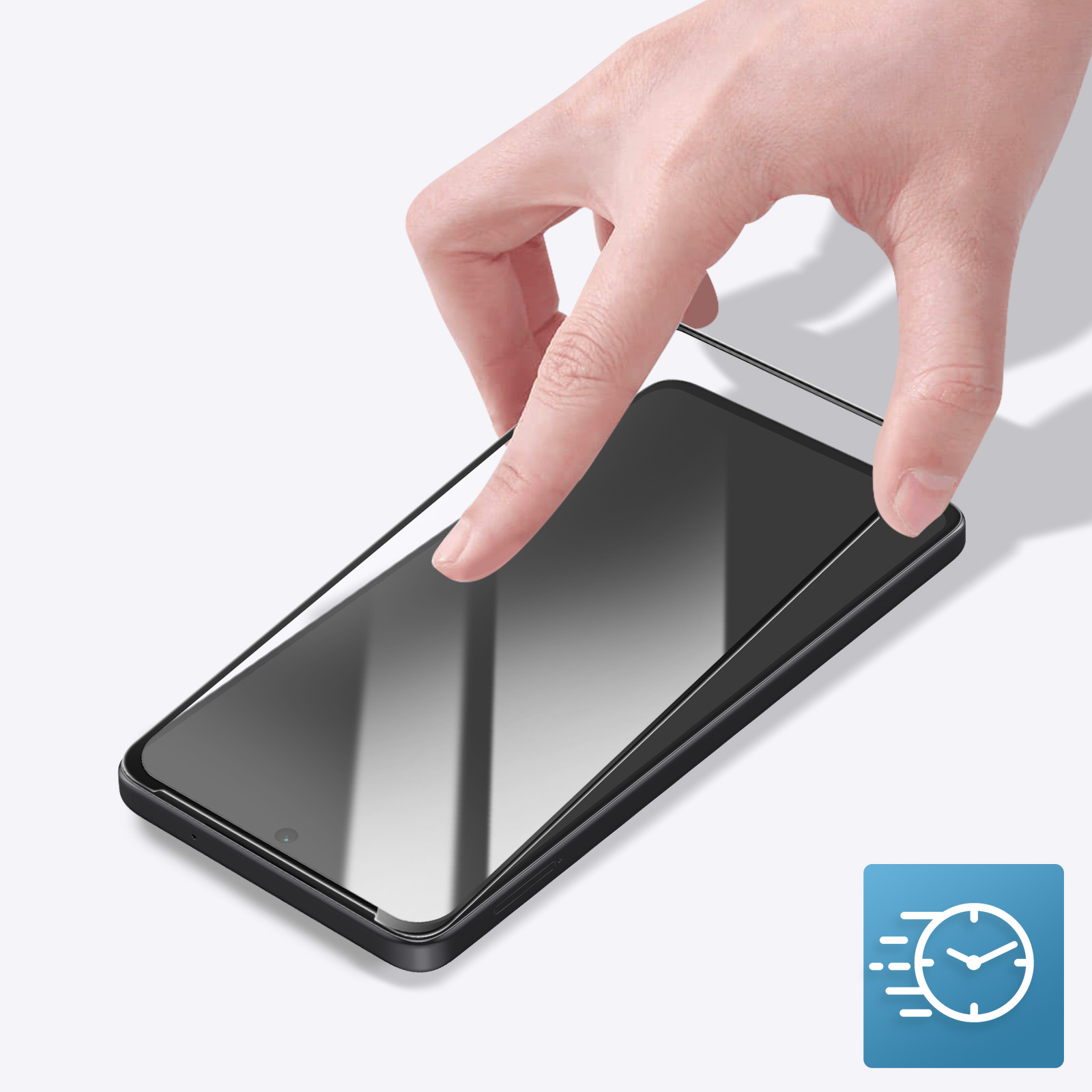 Una mano sta applicando una protezione per lo schermo su uno smartphone nero. Lo sfondo è bianco. Un'icona blu è in basso a destra.