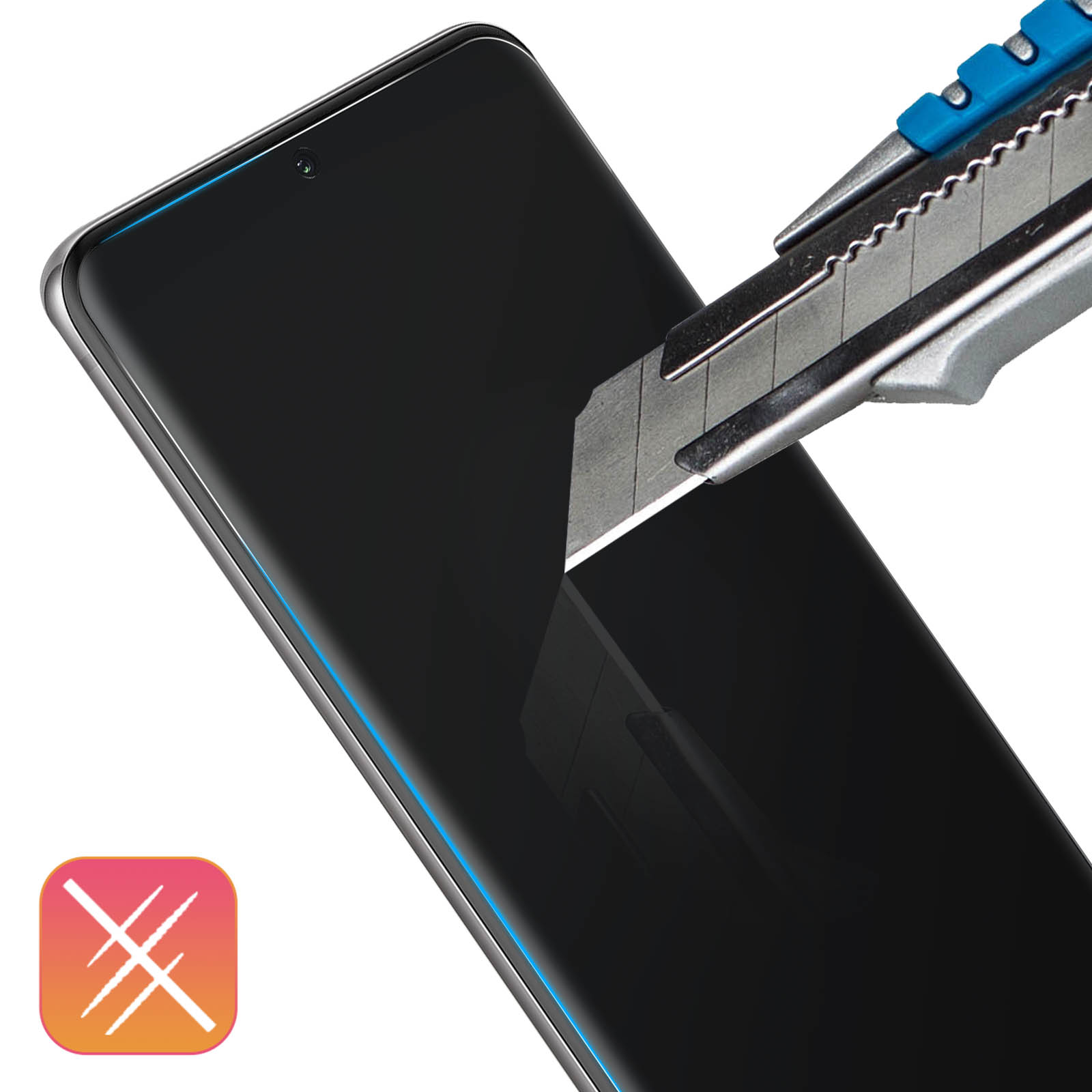 Un proteggi schermo per telefono tagliato con un taglierino. Il telefono è nero, il coltello è argento e blu.