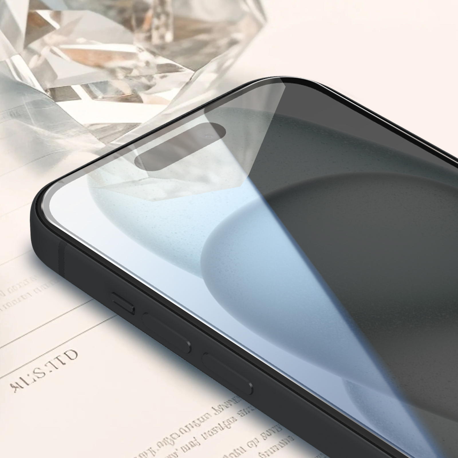 Primo piano di uno smartphone nero con protezione schermo. Lo sfondo presenta un diamante e un documento con testo.