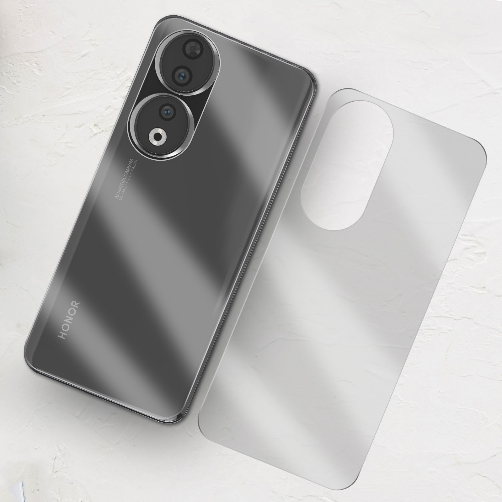 Un telefono HONOR grigio con modulo fotocamera e protezione schermo trasparente su superficie bianca.