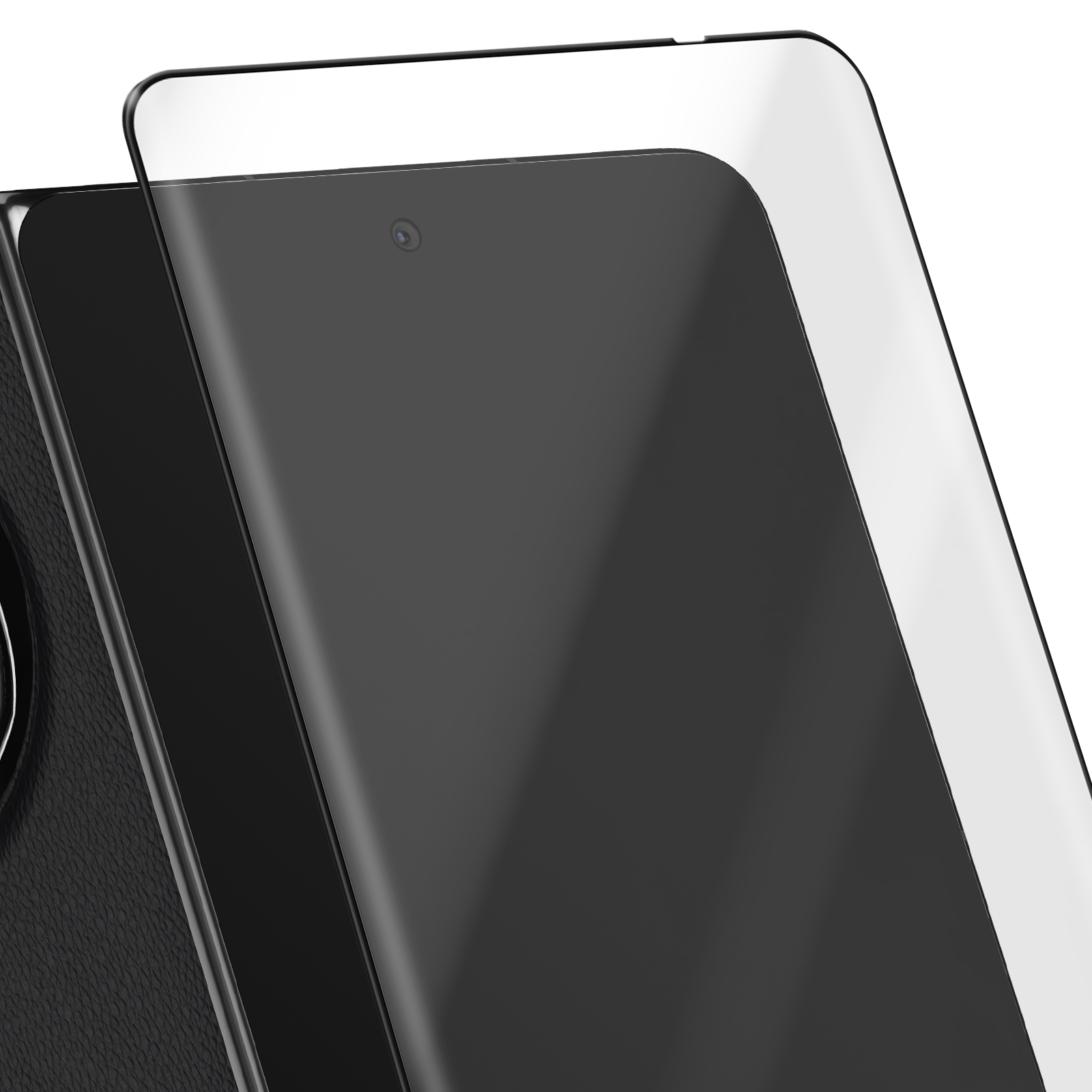 Primo piano di uno smartphone nero con protezione schermo applicata. Il telefono ha una fotocamera. Sfondo bianco.