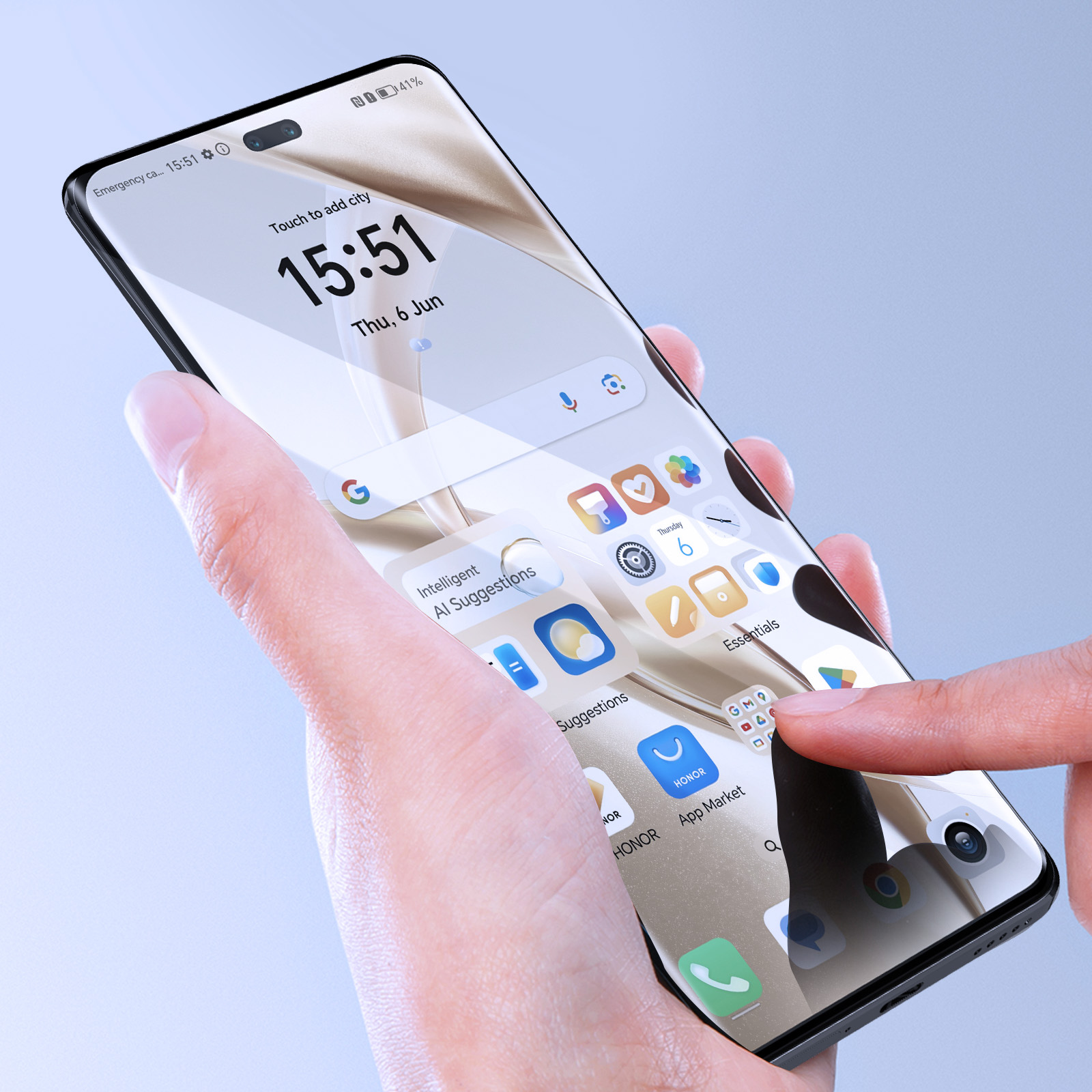Una mano tiene uno smartphone che mostra l'ora, icone e la data. Il dito tocca lo schermo.