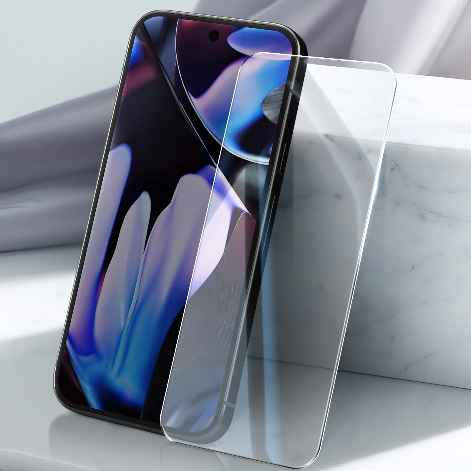 Uno smartphone con una protezione per lo schermo è su una superficie bianca. Lo schermo mostra un'immagine sfocata e colorata.