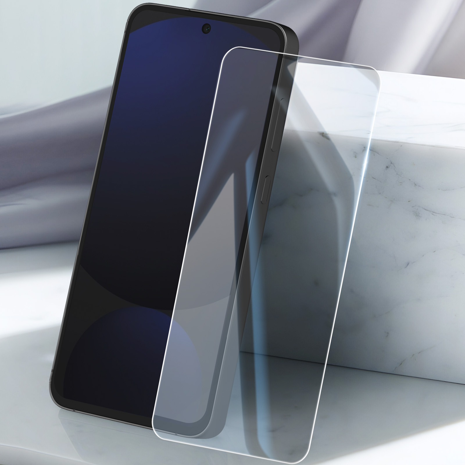 Uno smartphone con protezione schermo. Il telefono è nero, la protezione trasparente. Sono su una superficie di marmo.