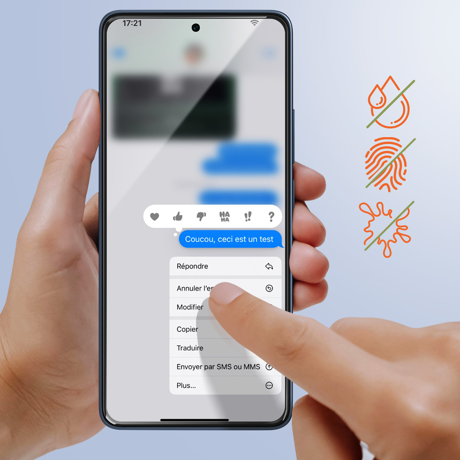 Uno smartphone mostra una chat con un messaggio e opzioni come rispondi, annulla, modifica. Le icone mostrano protezione da acqua, impronte digitali e macchie.