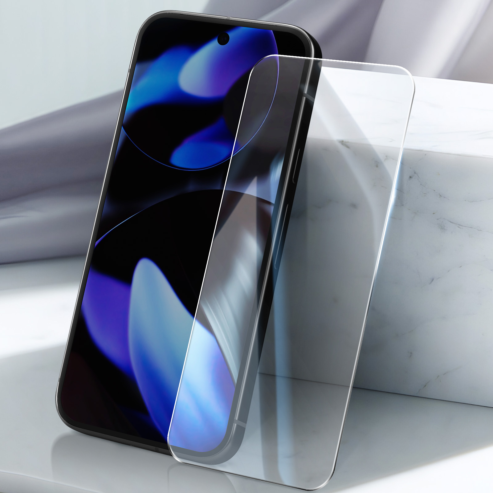 Smartphone con protezione schermo. Il telefono mostra arte astratta blu e nera. La protezione è trasparente, su superficie in marmo bianco.
