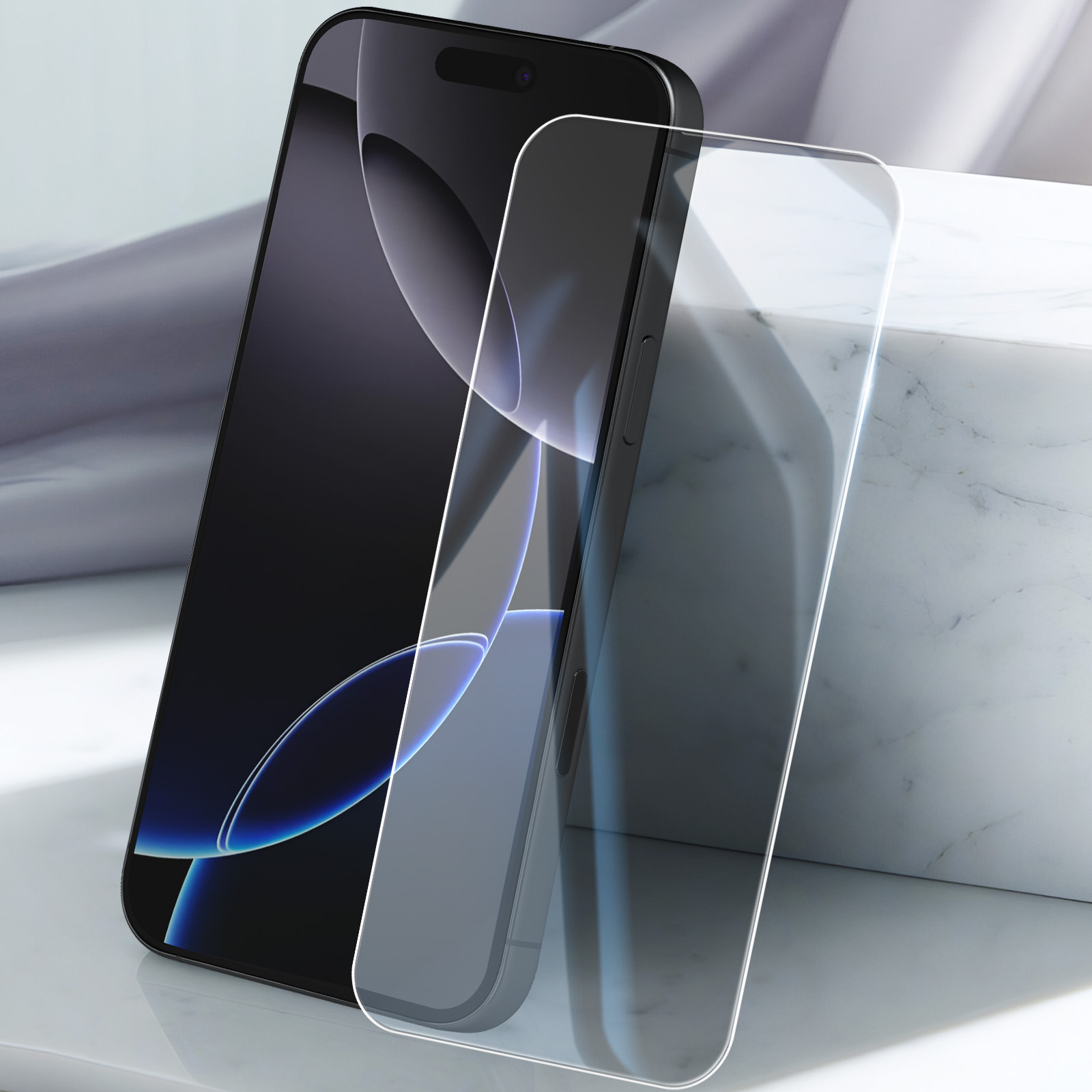 Uno smartphone nero con protezione schermo su marmo bianco. Riflessi di luce soffusa.