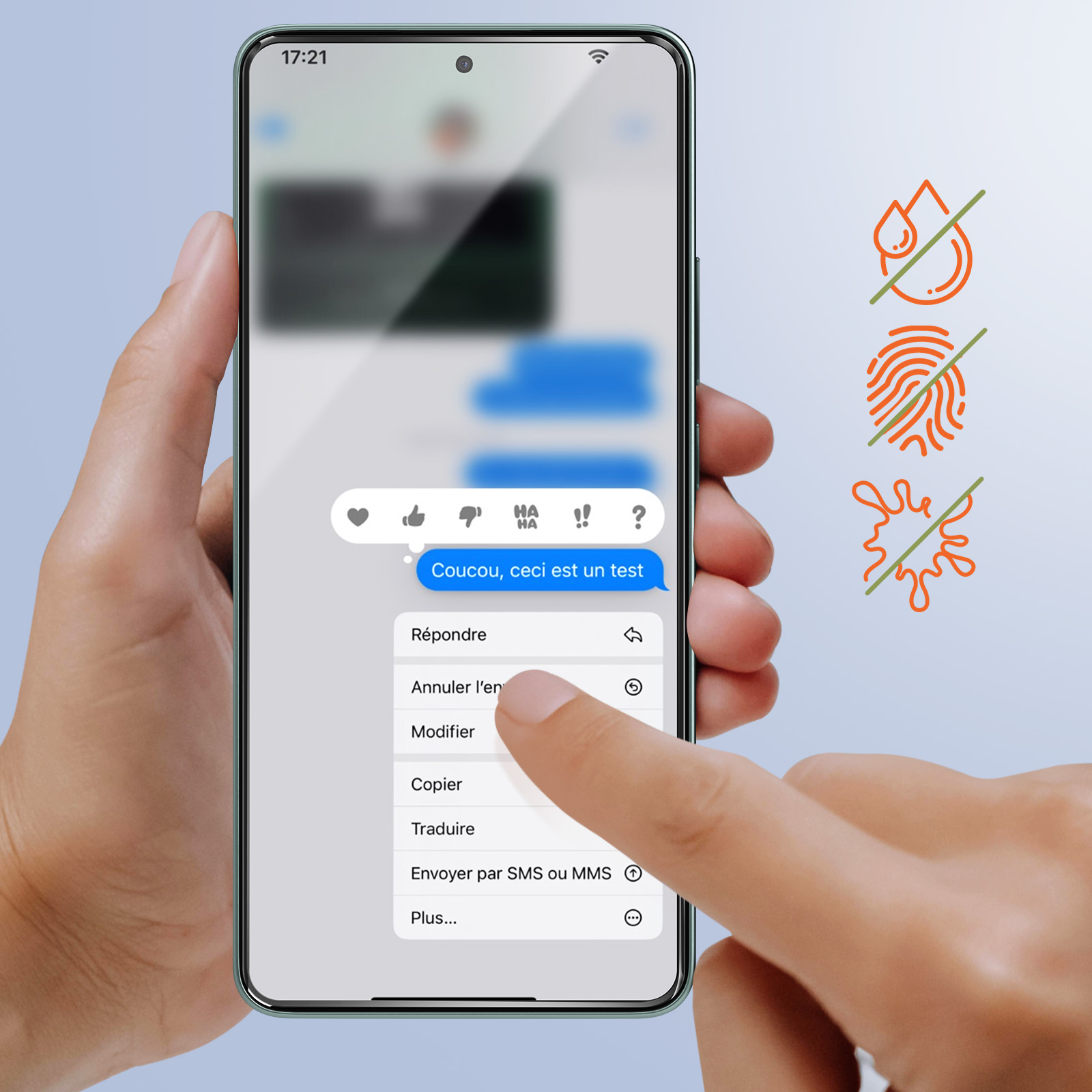 Una mano tocca lo schermo del telefono mostrando un messaggio di testo. Vengono visualizzate opzioni come 'Rispondi', 'Annulla', 'Modifica'.