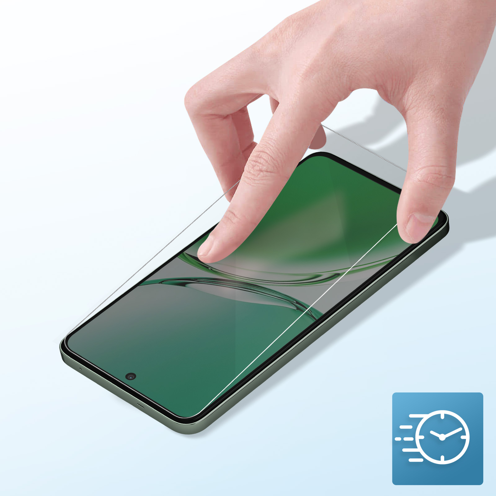 Mano che applica una protezione per lo schermo sul telefono. Il telefono è verde oliva. Schermo verde. Sfondo blu con icona del tempo veloce.