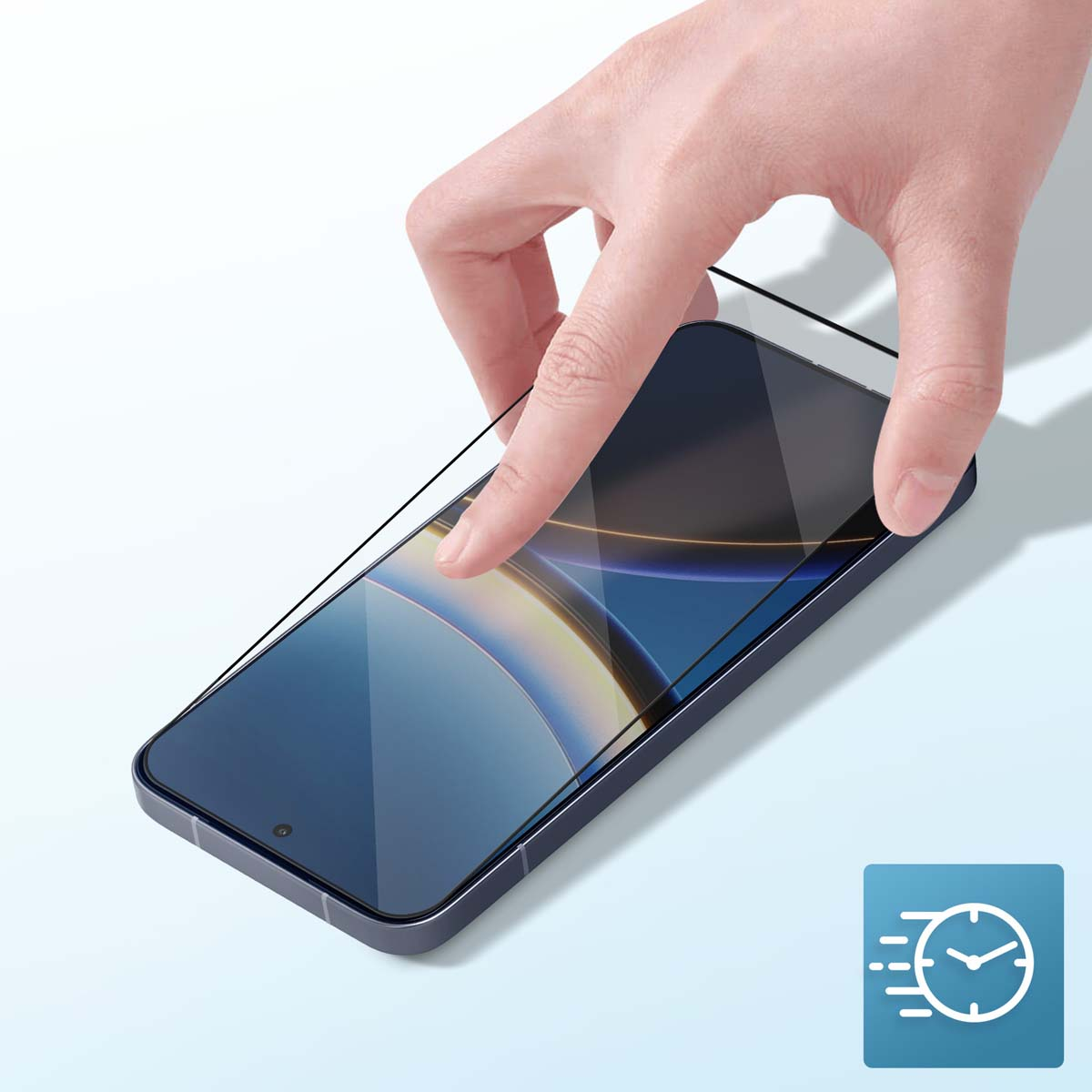 Een hand plaatst een schermbeschermer op een smartphone. De telefoon is donkerblauw en de beschermer is helder.