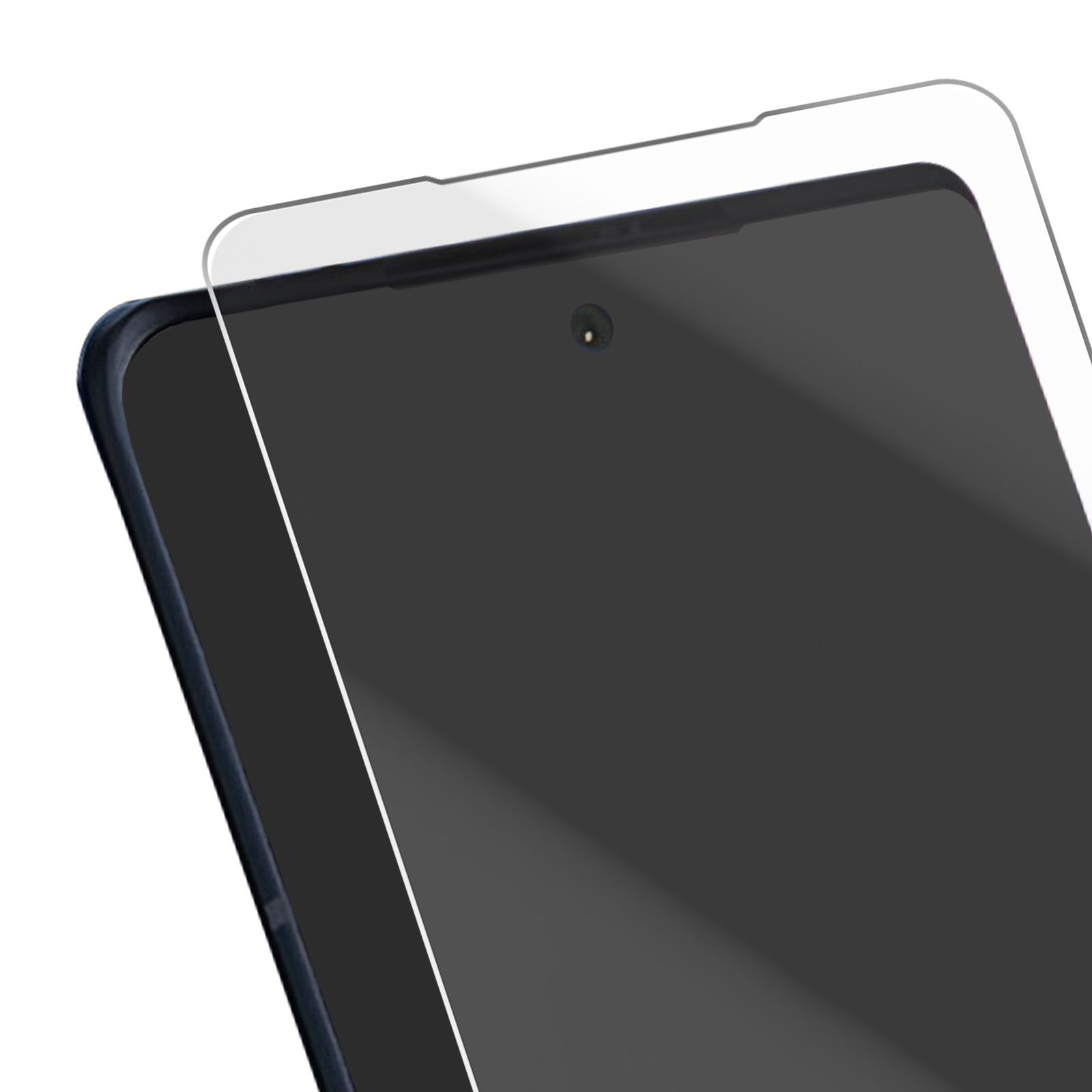 Una protezione per lo schermo dello smartphone è posizionata su uno smartphone nero. La protezione è trasparente e ha un ritaglio per la fotocamera.