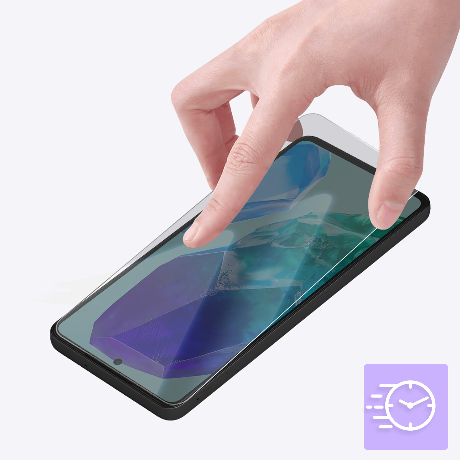 Una mano che applica una protezione per lo schermo su uno smartphone. La protezione ha un design blu e viola.