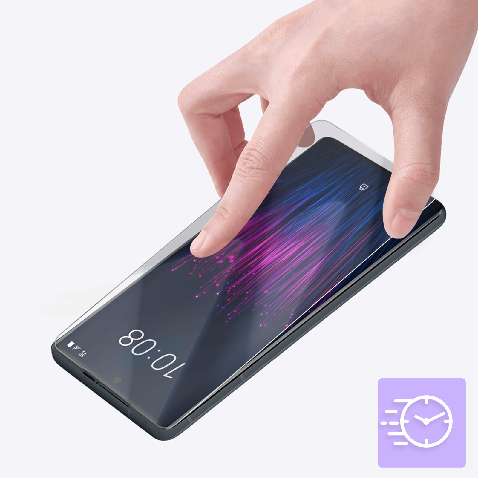 Una mano che applica una protezione schermo a uno smartphone. Lo schermo mostra un motivo viola e blu. L'ora è 10:08.