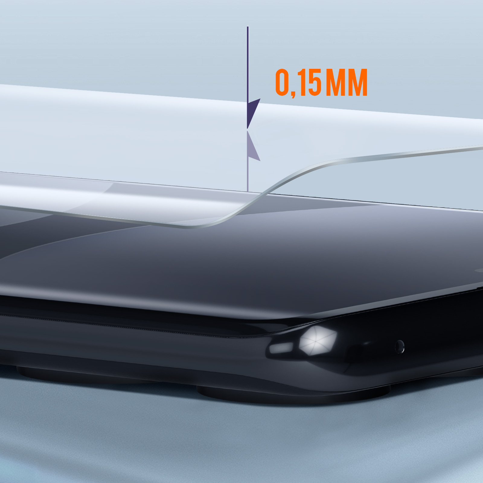 Un primo piano mostra una protezione schermo curva applicata a un telefono nero. Il testo dice '0,15MM'.