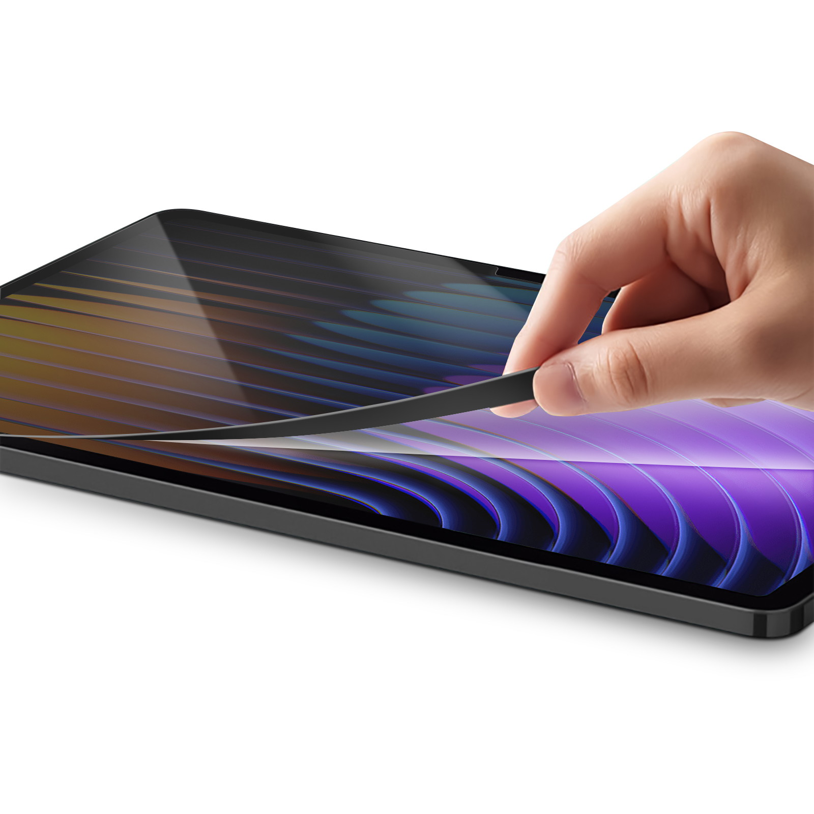 Una mano stacca una protezione schermo da un tablet. Lo schermo mostra un design astratto viola, blu e giallo.