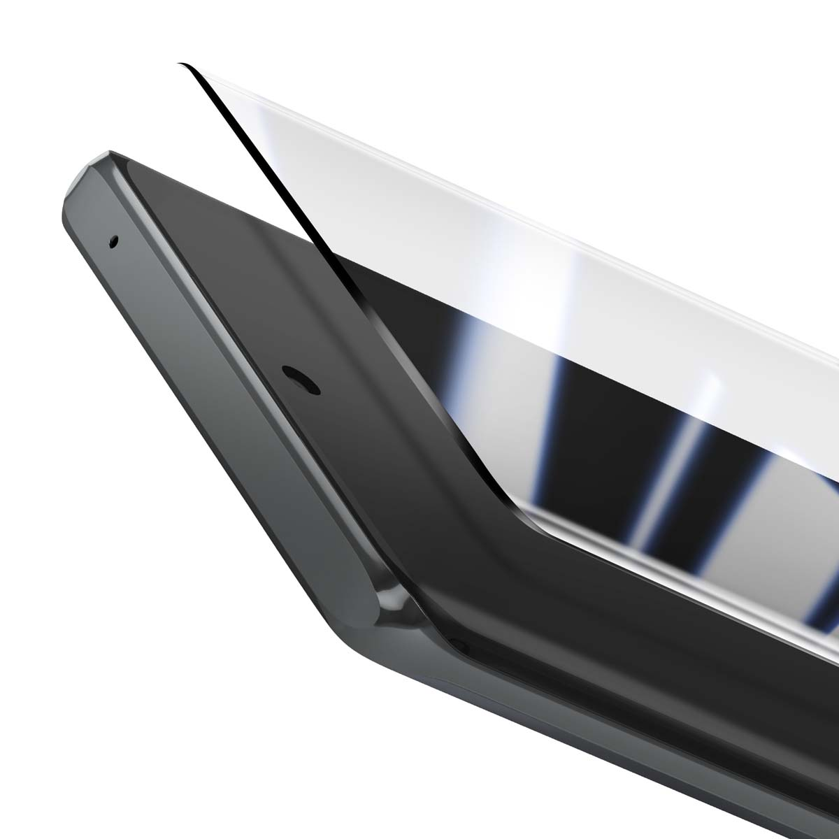 Een close-up van een smartphone met een schermbeschermer die wordt aangebracht. De telefoon is donkergrijs en de beschermer is helder.