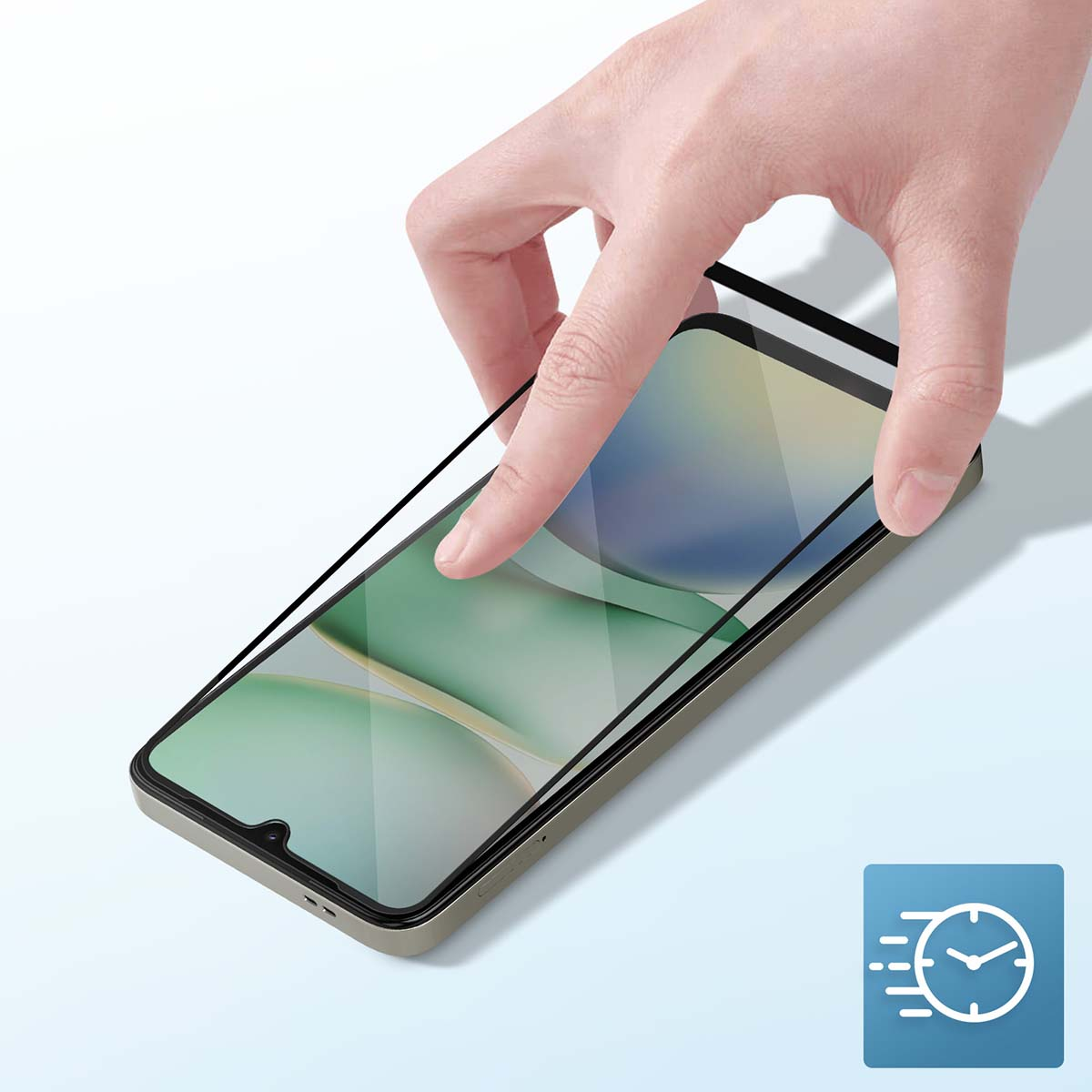 Una mano sta applicando una protezione per lo schermo su uno smartphone. Il telefono ha uno schermo verde chiaro. Un'icona di orologio è nell'angolo.