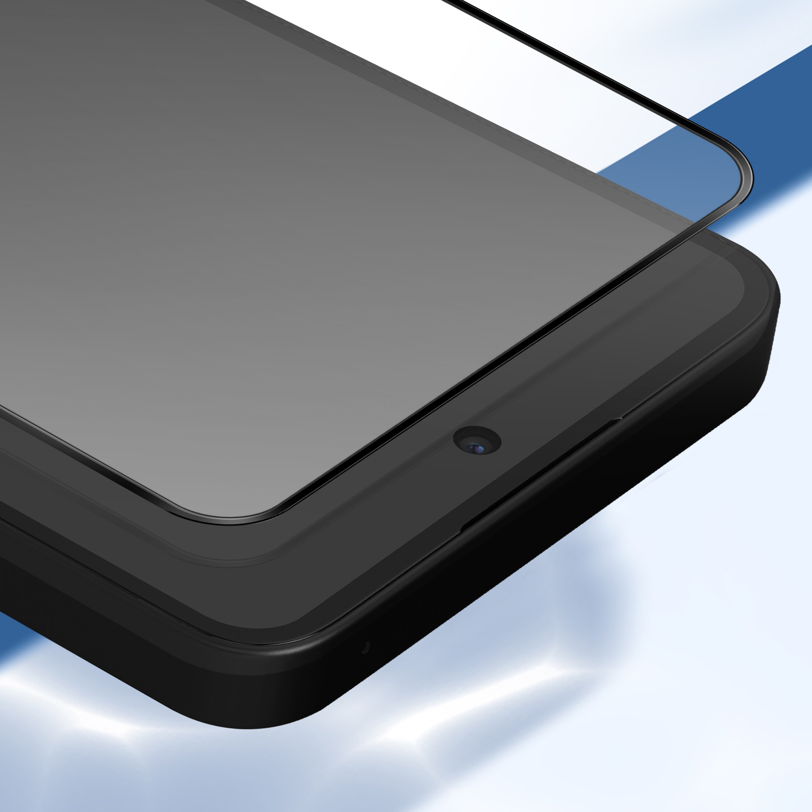 Primo piano di uno smartphone nero con una protezione per lo schermo applicata. Lo sfondo è una sfumatura di bianco e blu.