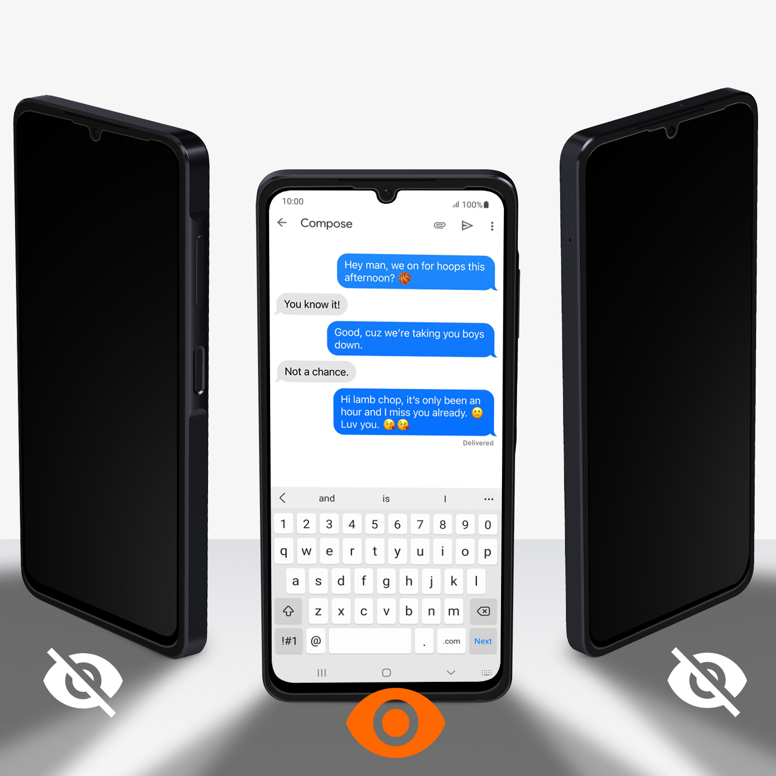 Tre smartphone, uno a fuoco con una conversazione. Altri due sfocati ai lati.